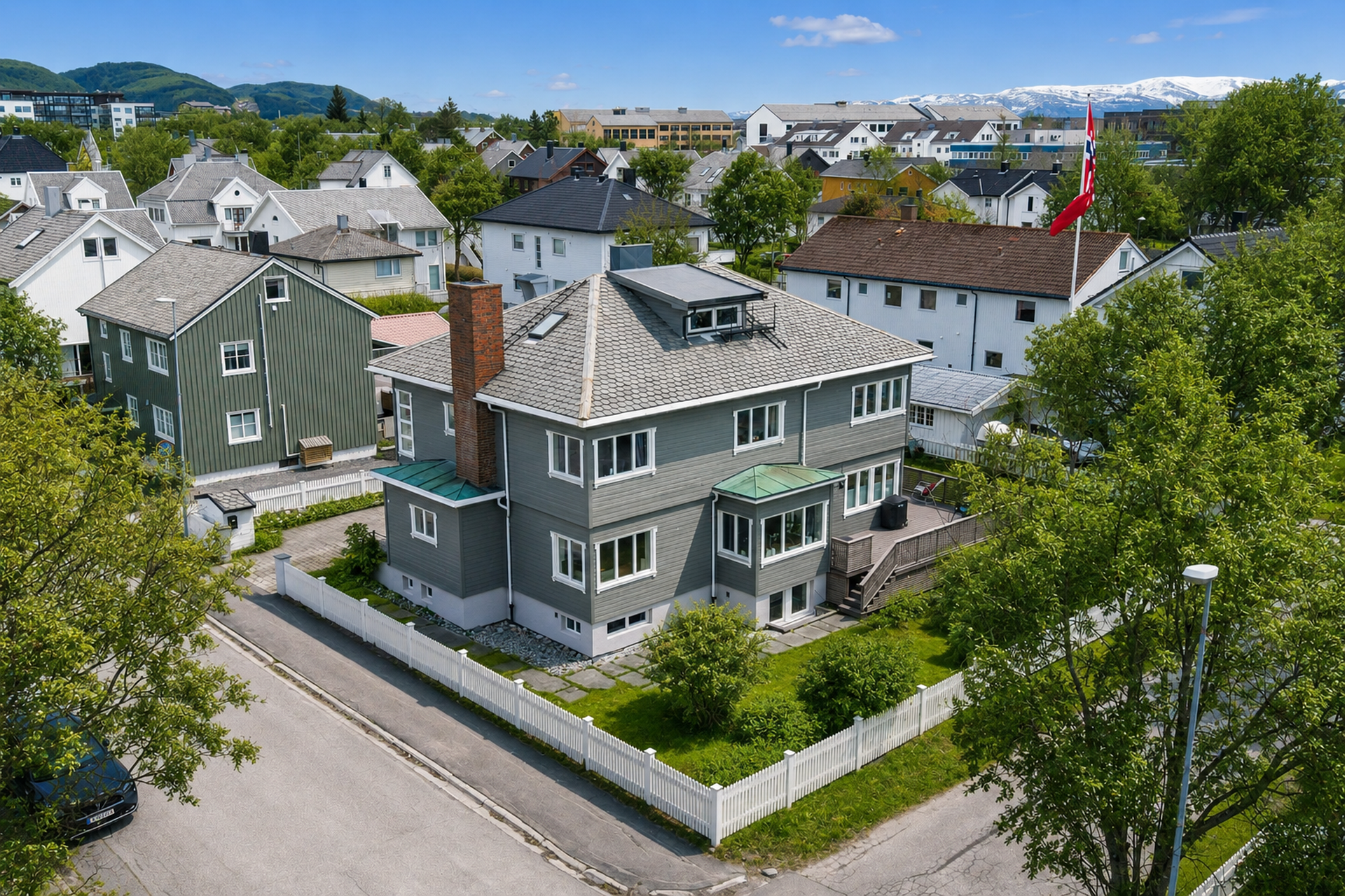 Velkommen til Fredensborgveien 102! En stor og innholdsrik enebolig fra 1936, vesentlig oppgradert og med en sentral beliggenhet i Bodø. Foto: EFKT. Bilde nummer 1 av 3