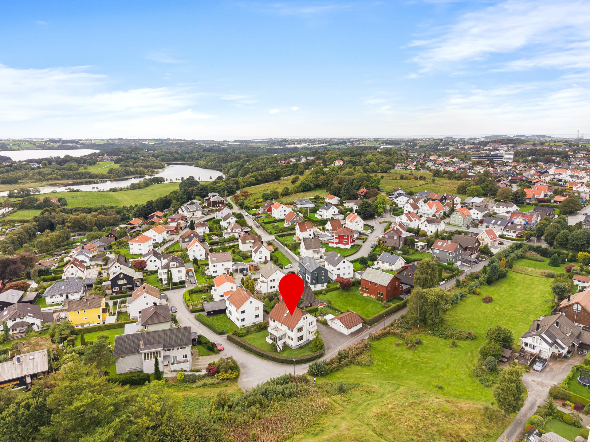 EiendomsMegler1 v/Sjur Svihus presenterer denne kjekke leiligheten i Peter Reimers gate 49 med en helt unik beliggenhet på Byhaugen. . Bilde nummer 1 av 3