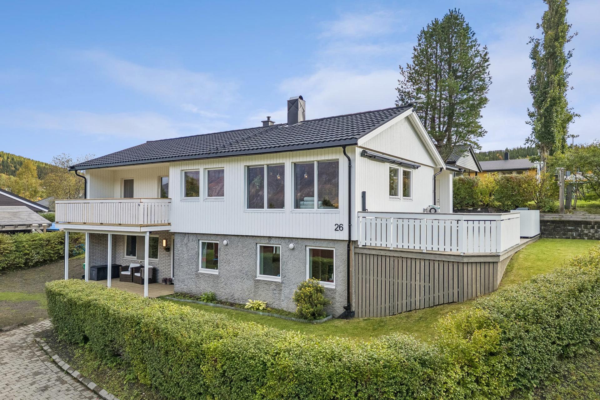 Vi ønsker deg velkommen til denne godt vedlikeholdte og fine familieboligen med 4(5) soverom, i Breimovegen 26! Foto: EFKT. Bilde nummer 1 av 3