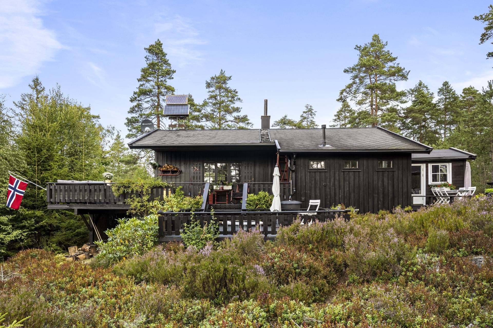 Eiendommen er utstyrt med solcellepanel, batteribank og aggregat for strømforsyning. Det finnes også bademuligheter ca 100m fra hytten. . Bilde nummer 3 av 3