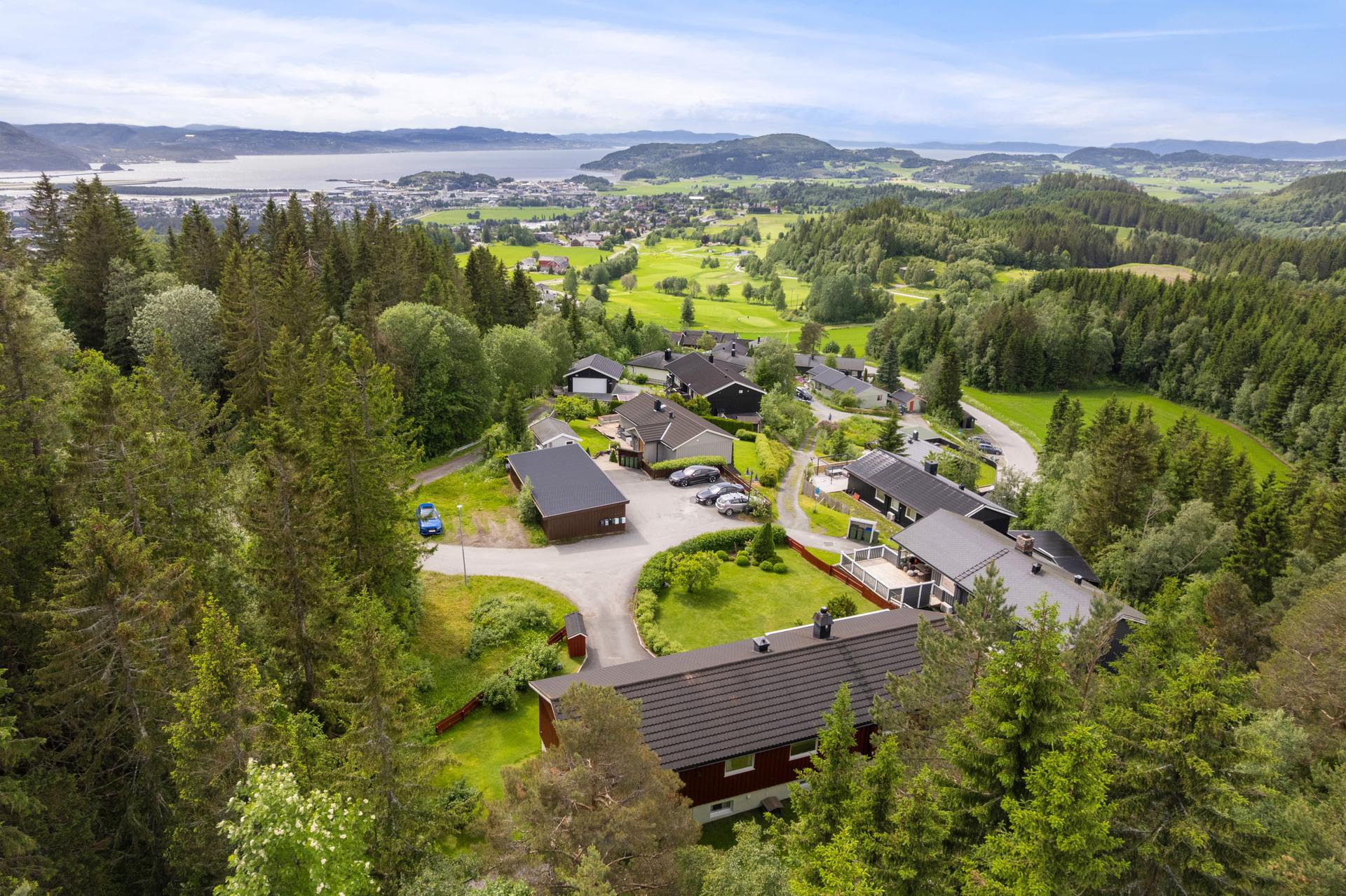 Stor og innholdsrik enebolig med utleiedel beliggende i et rolig og familievennlig boområde. . Bilde nummer 2 av 3