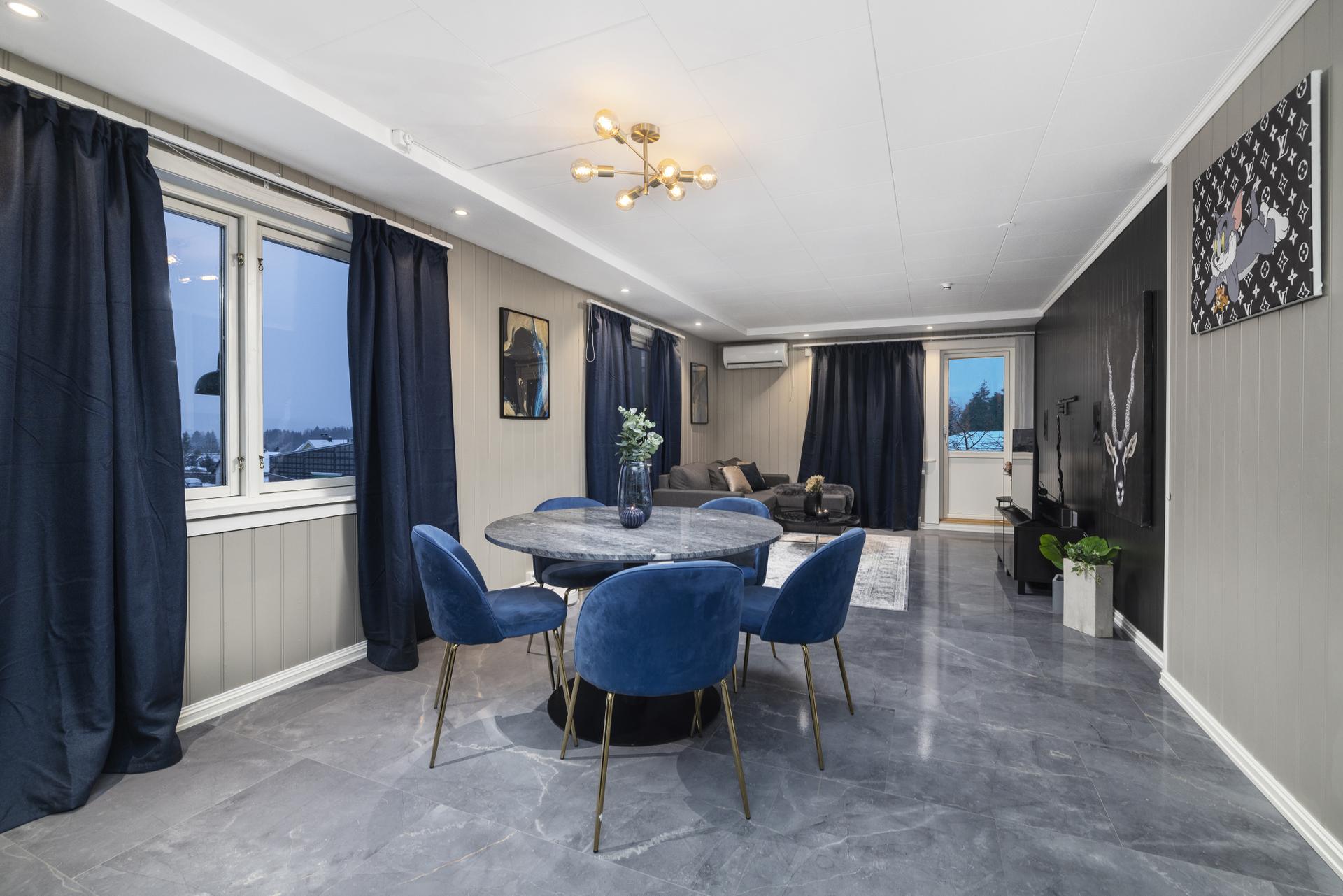 Det er laminatfliser på gulv og vegger har malte panelplater.. Bilde nummer 3 av 3