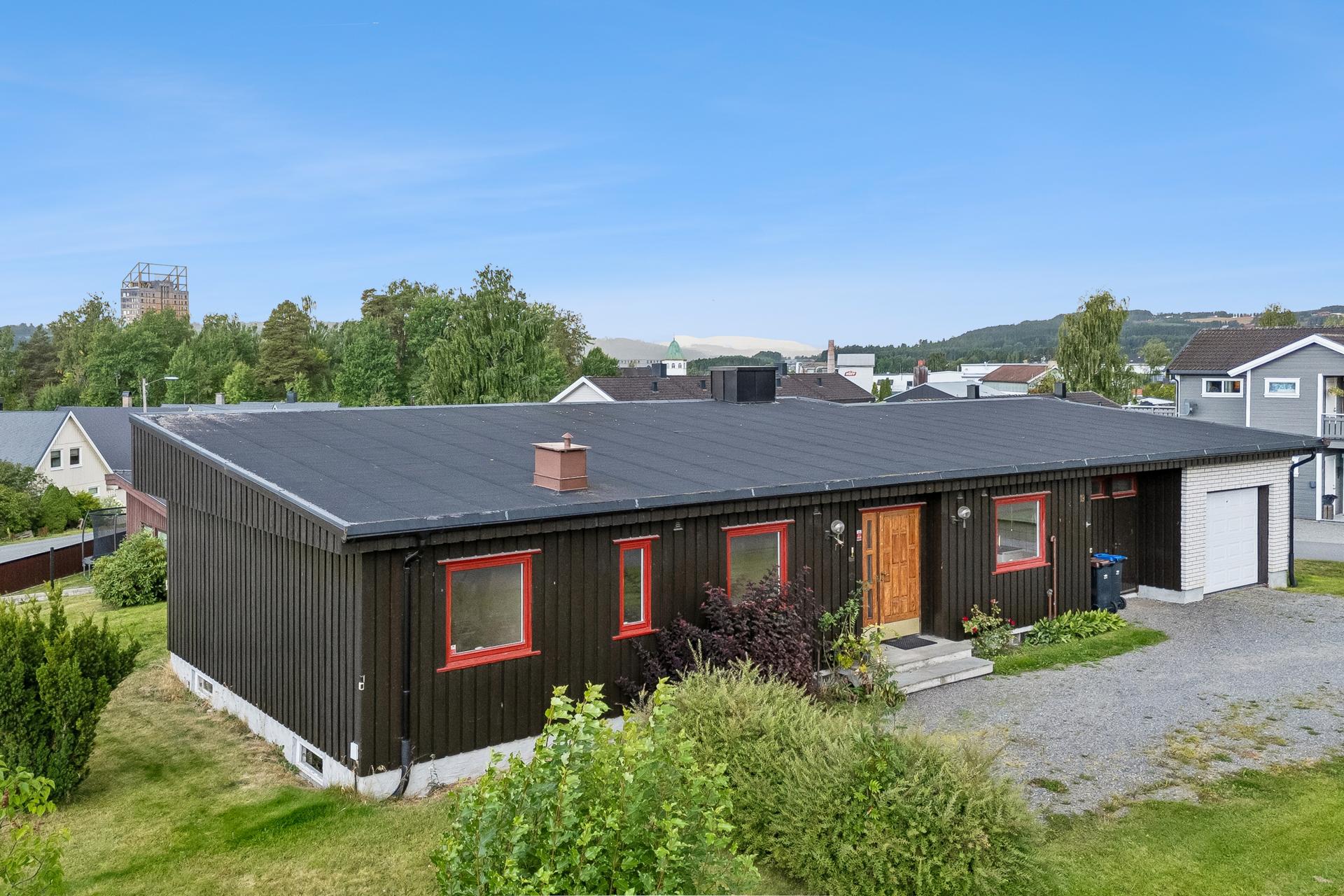 Attraktiv og sentrumsnær beliggenhet i et etablert boligstrøk.. Bilde nummer 2 av 3