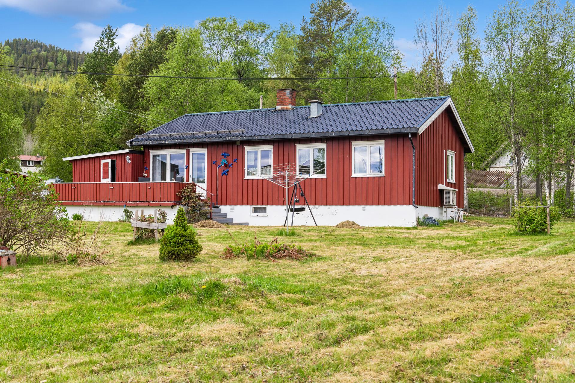 Fra stuen er det direkte utgang til en terrasse på 13 m².. Bilde nummer 2 av 3