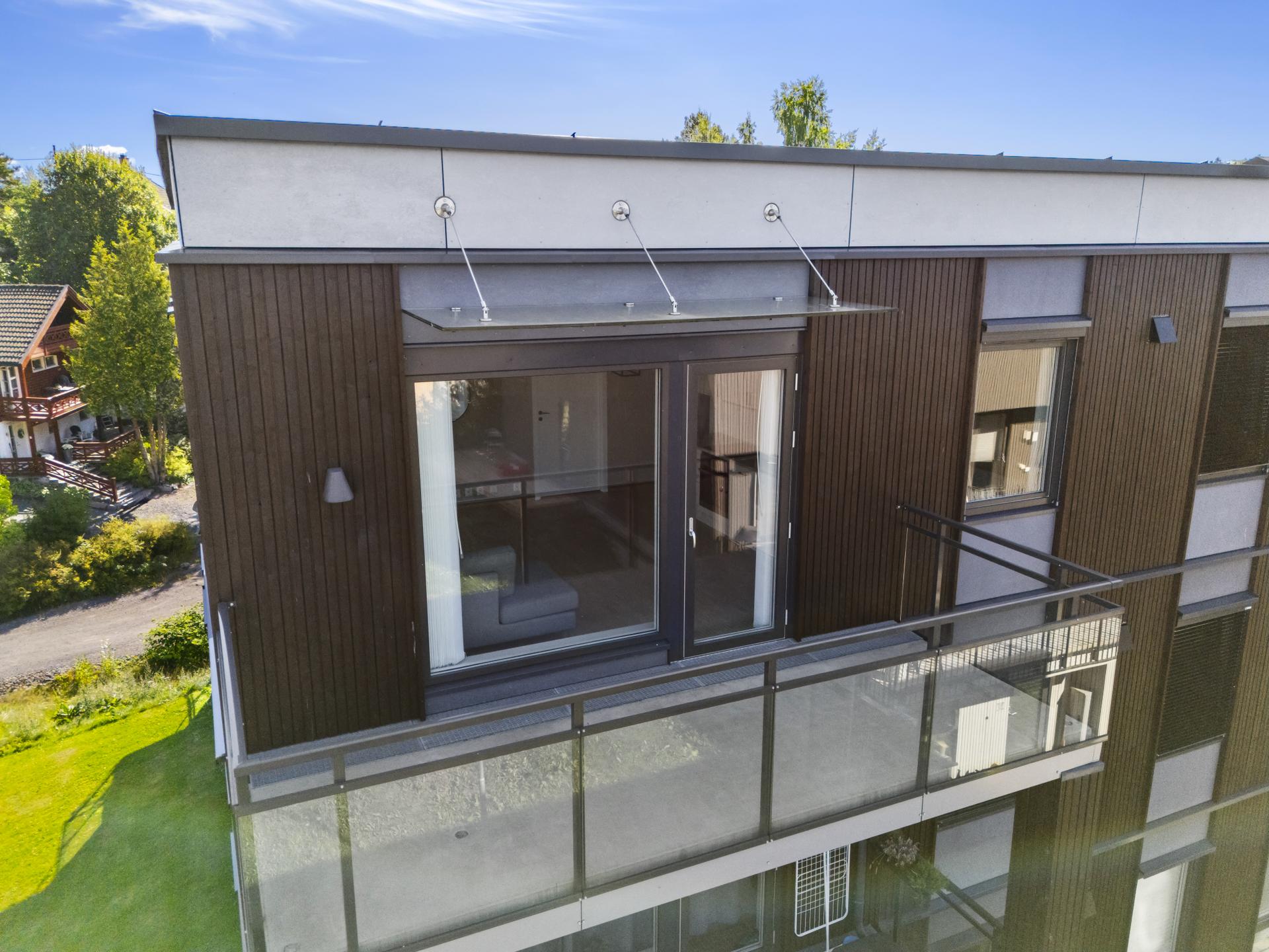 Fra stuen er det utgang til en sørvestvendt balkong på ca. 10 m².. Bilde nummer 3 av 3