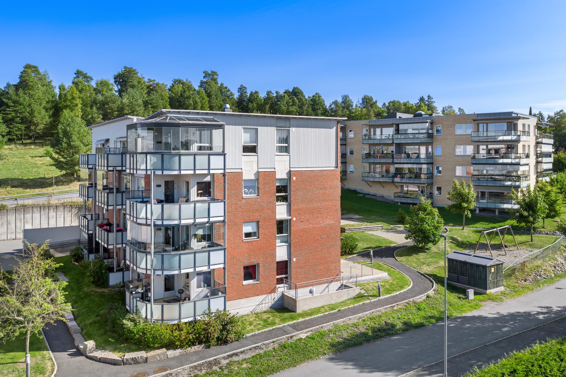 Boligblokken ble oppført i 2006 med fasader i tegl og stående trekledning.. Bilde nummer 2 av 3