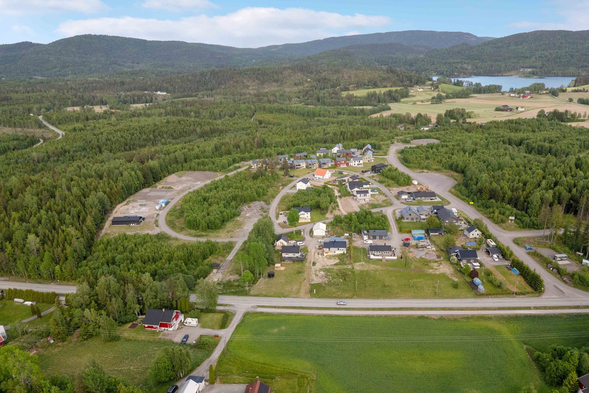 Området er ferdig opparbeidet med komplett infrastruktur og lekeplass, noe som gjør dette til et attraktivt valg for barnefamilier, førstegangskjøpere og etablerere som ønsker seg moderne hjem i rolige omgivelser.. Bilde nummer 3 av 3
