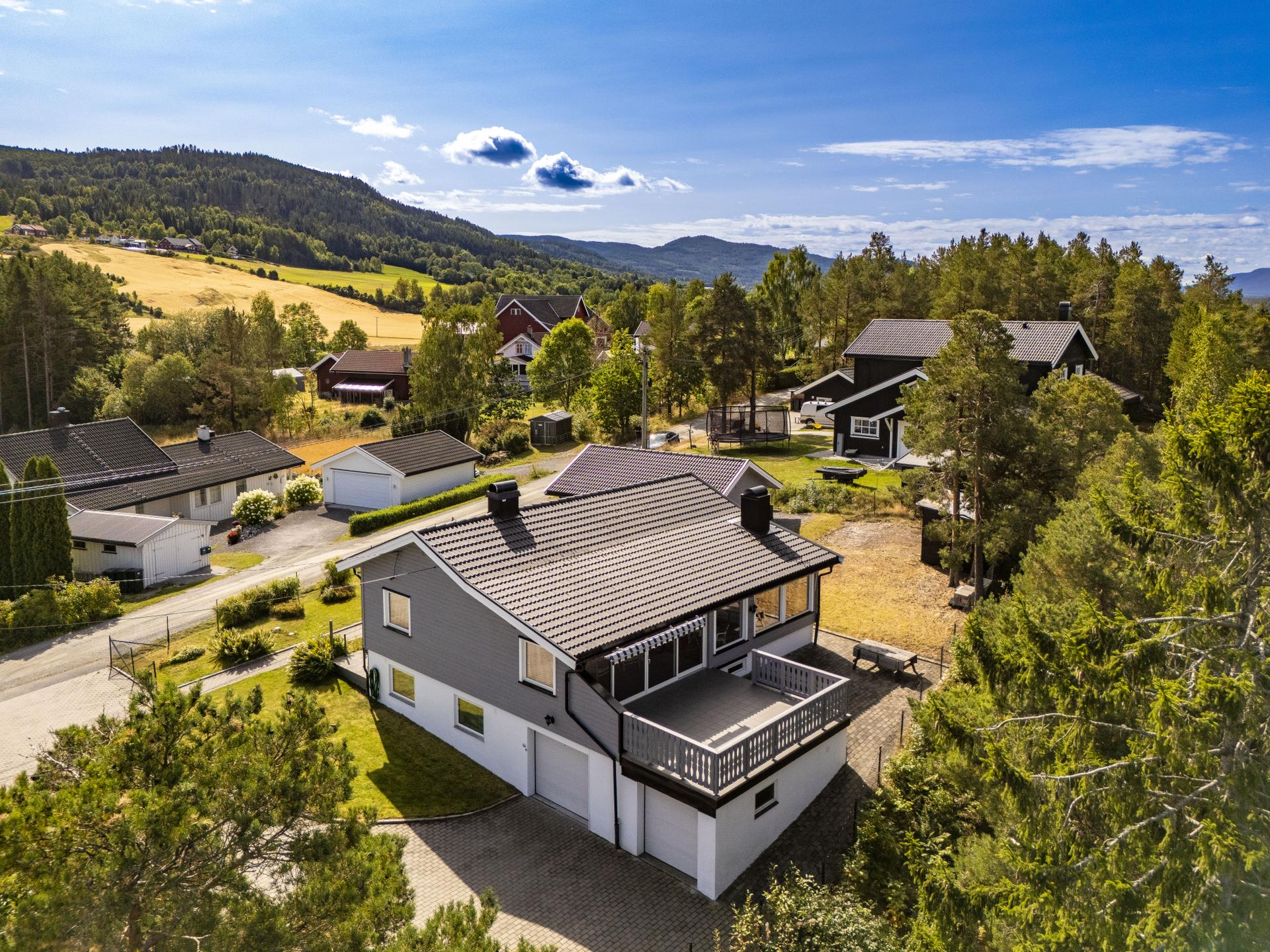 Dette er en innholdsrik og jevnlig vedlikeholdt enebolig med en flott beliggenhet i et etablert og rolig boligområde.  . Bilde nummer 2 av 3