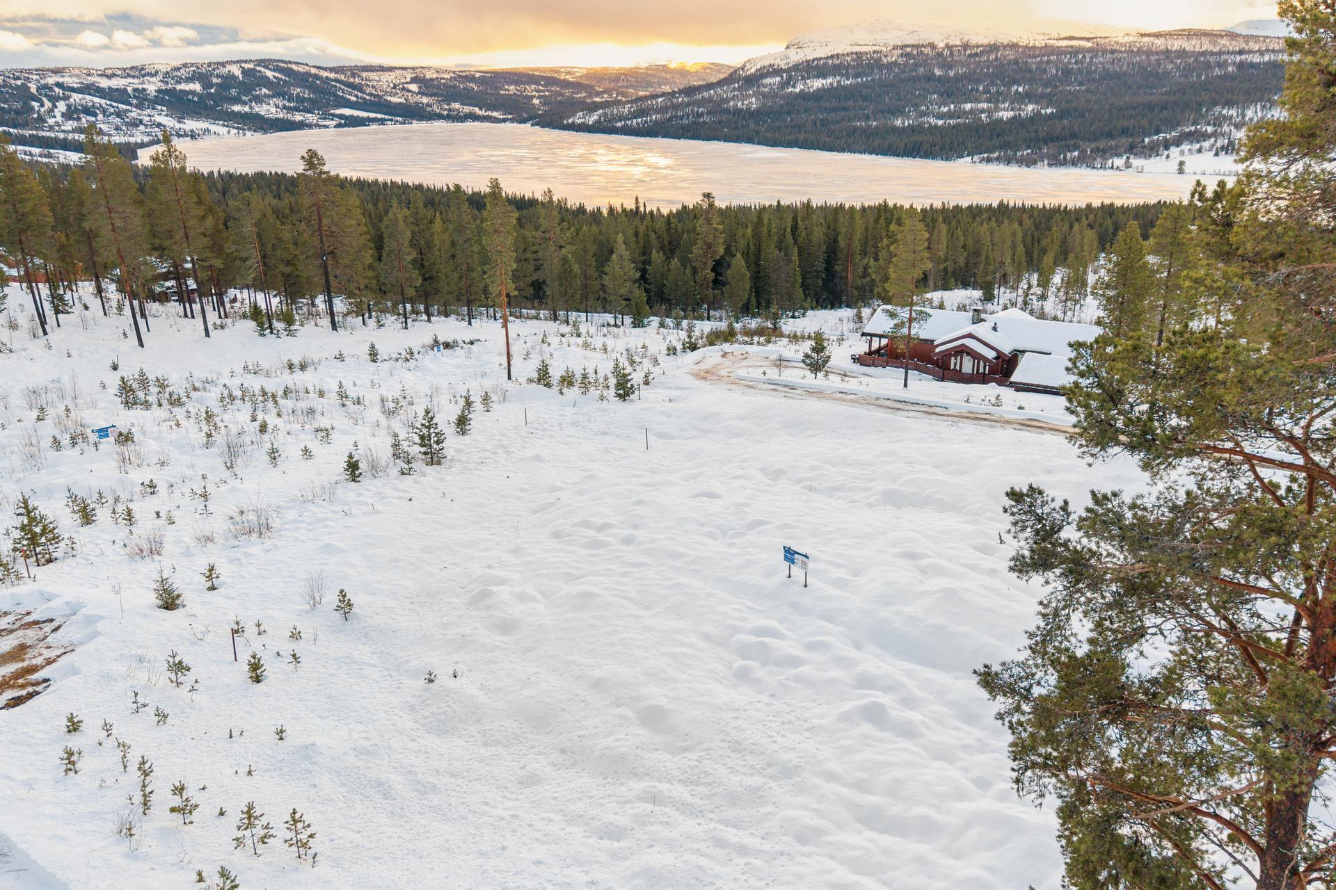 Tomten byr på gode utsiktsforhold over det omkringliggende landskapet og Gålåvatnet.. Bilde nummer 3 av 3