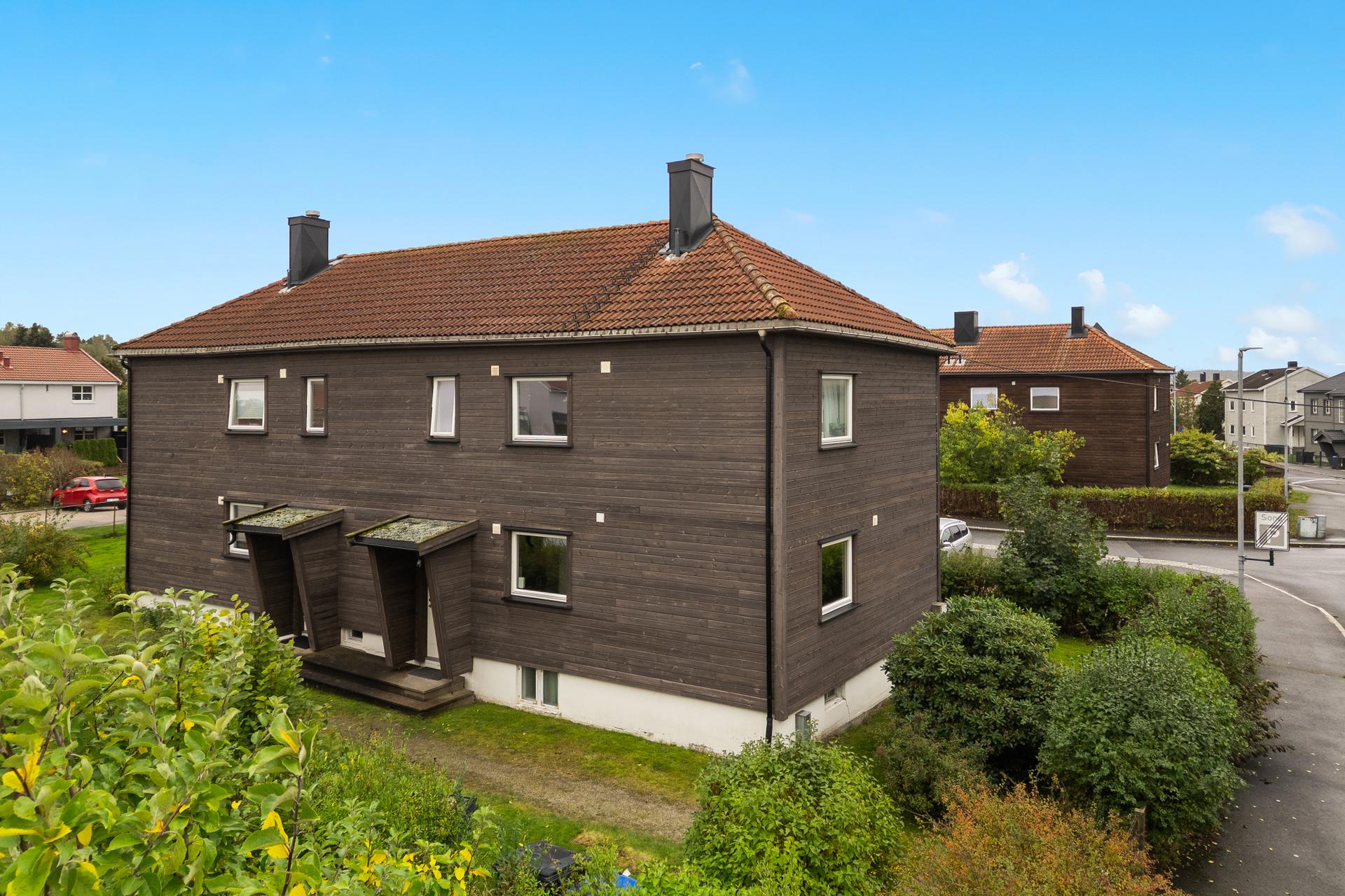 Klassisk firmannsbolig beliggende i et veletablert og rolig boligområde.. Bilde nummer 3 av 3