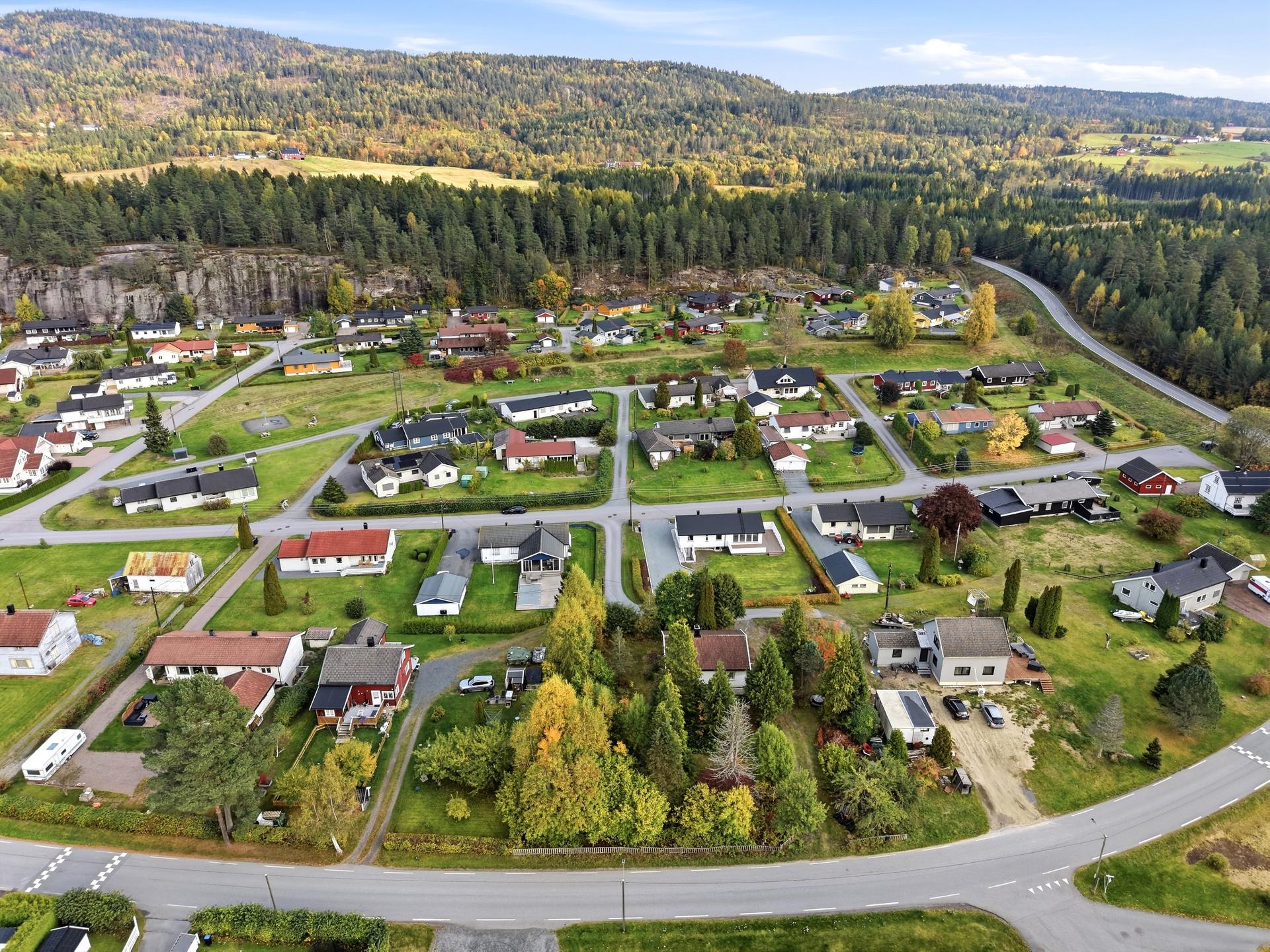 Eiendommen ligger i et godt etablert boligområde med fine lekeplasser og turområder i nabolaget.. Bilde nummer 3 av 3