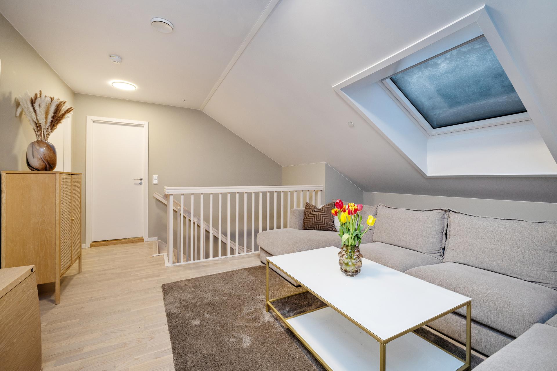 Velkommen til en flott leilighet over 2 etg. Flott romslig loftstue! Stuen fremstår lys og romslig med god plass til møblement. . Bilde nummer 3 av 3