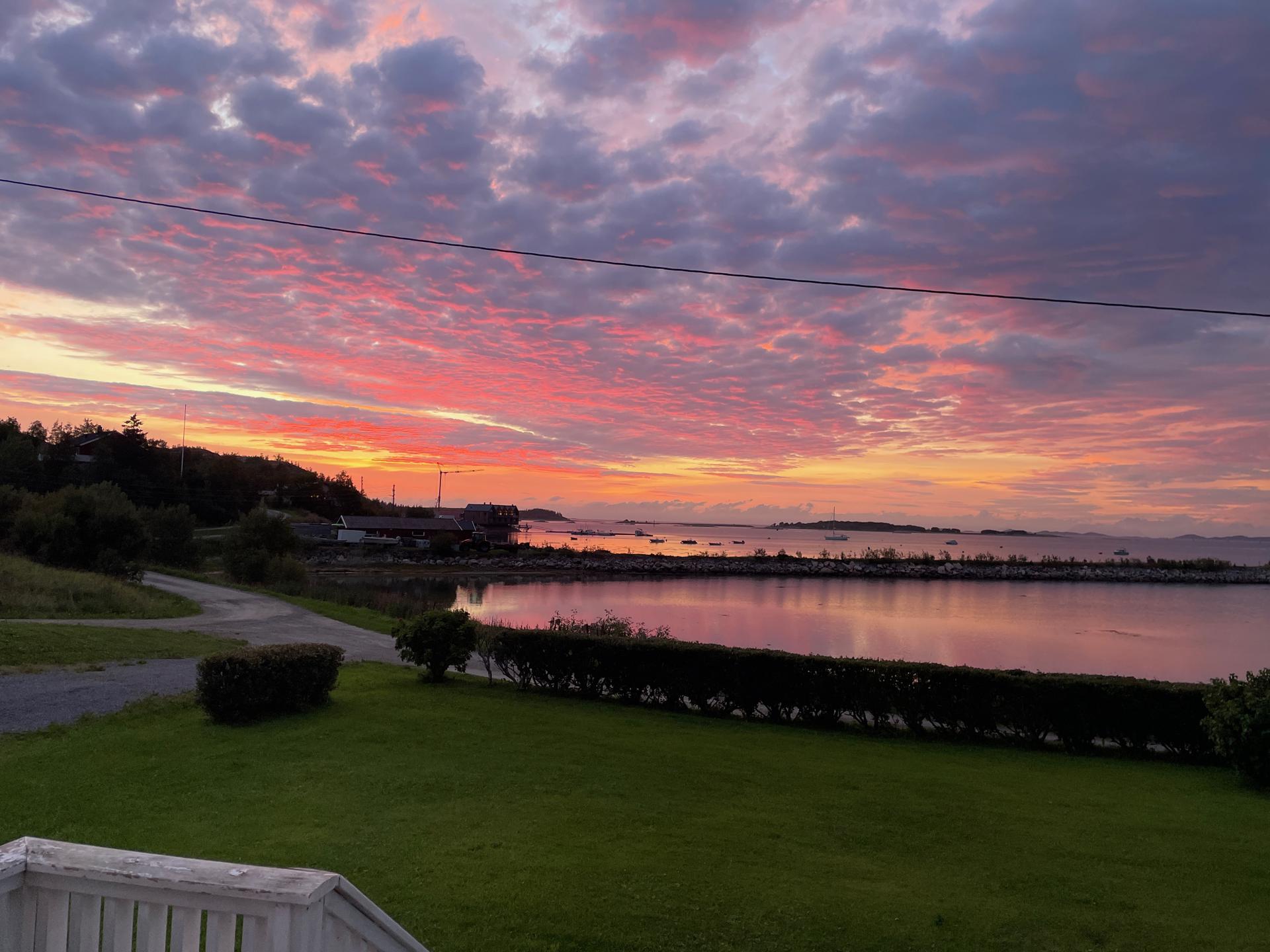 Nyt vakre solnedganger over fjorden mot Lofoten. (selgers private bilder). Bilde nummer 3 av 3