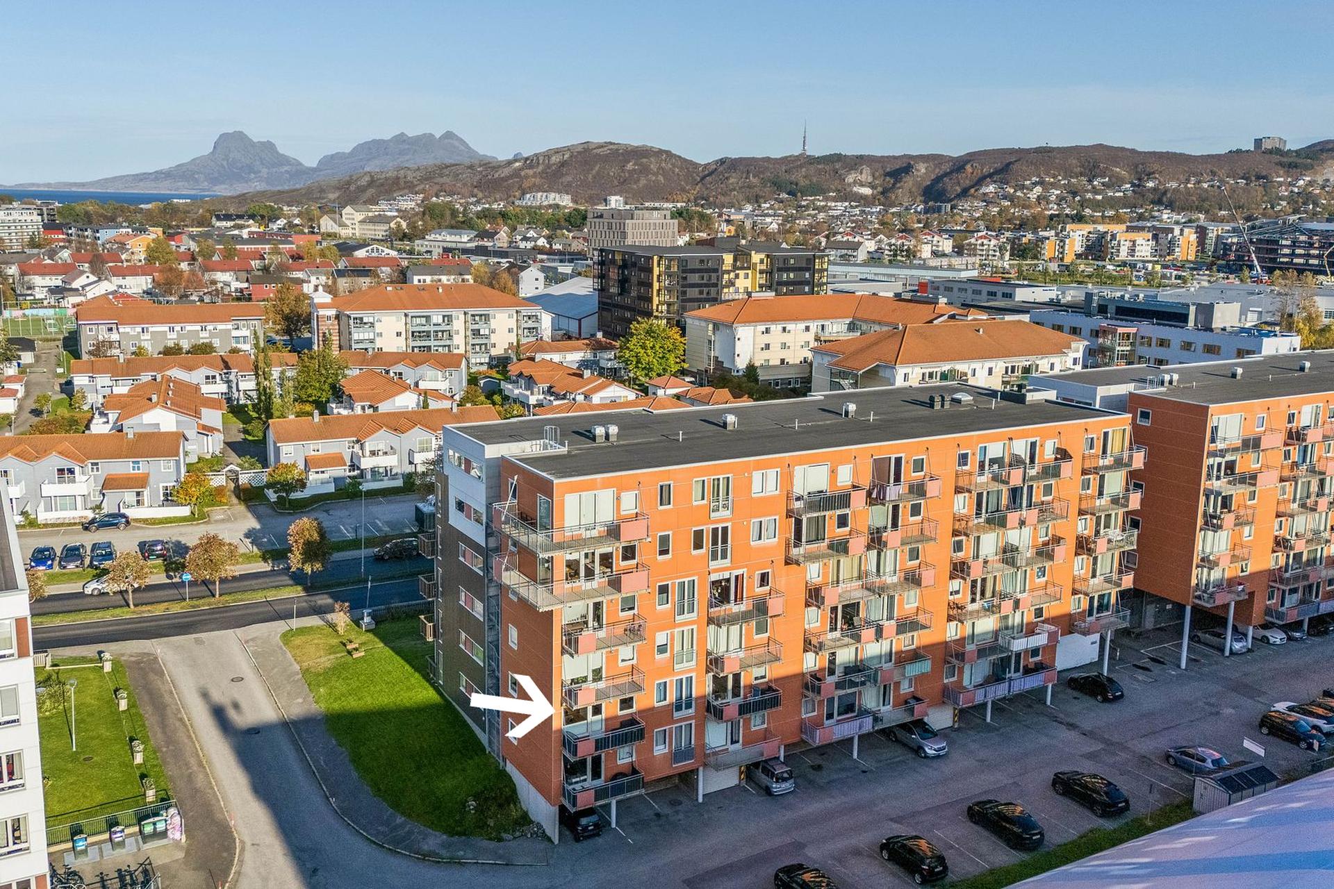 Leiligheten ligger fint til på byggets vestlige hjørne.. Bilde nummer 2 av 3