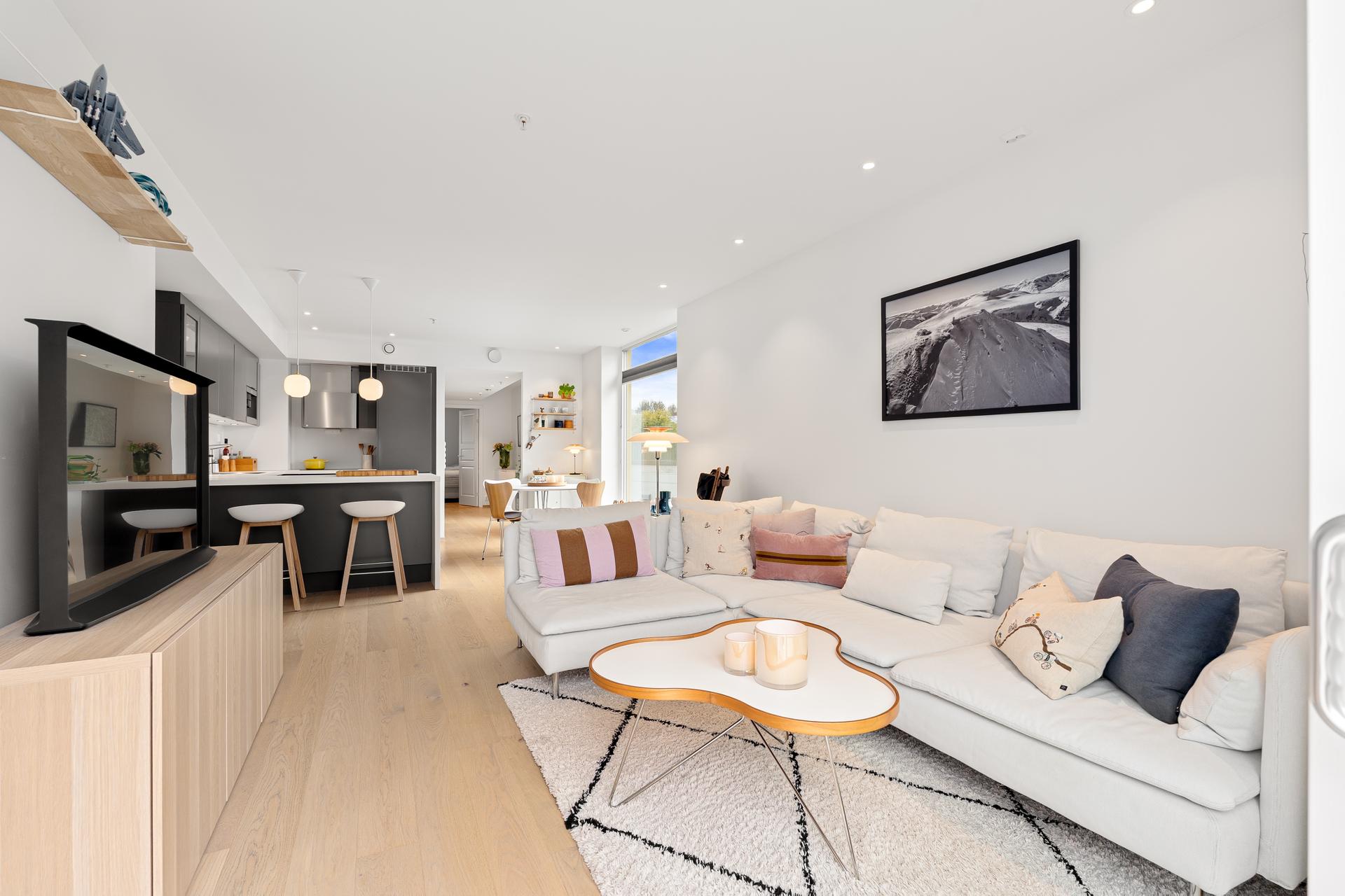 Delikat, med en-stavs parkettgulv, lyse fargevalg og stemningsfull downlights i himling. . Bilde nummer 2 av 3