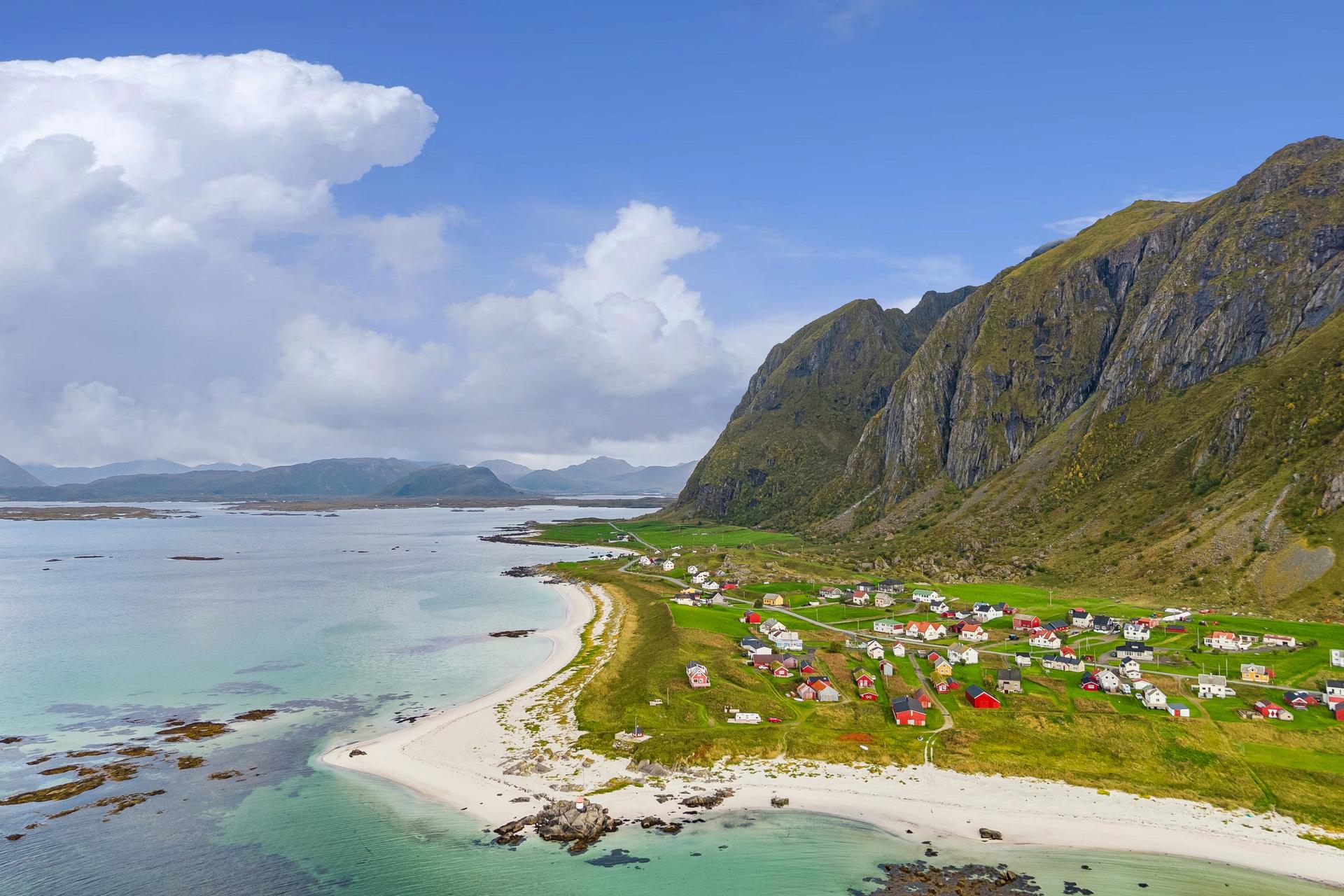 Her bor du i eventyrlige omgivelser med umiddelbar nærhet til sandstrand og et landskap kjent for sin utsikt mot midnattssolen. Bilde nummer 2 av 3