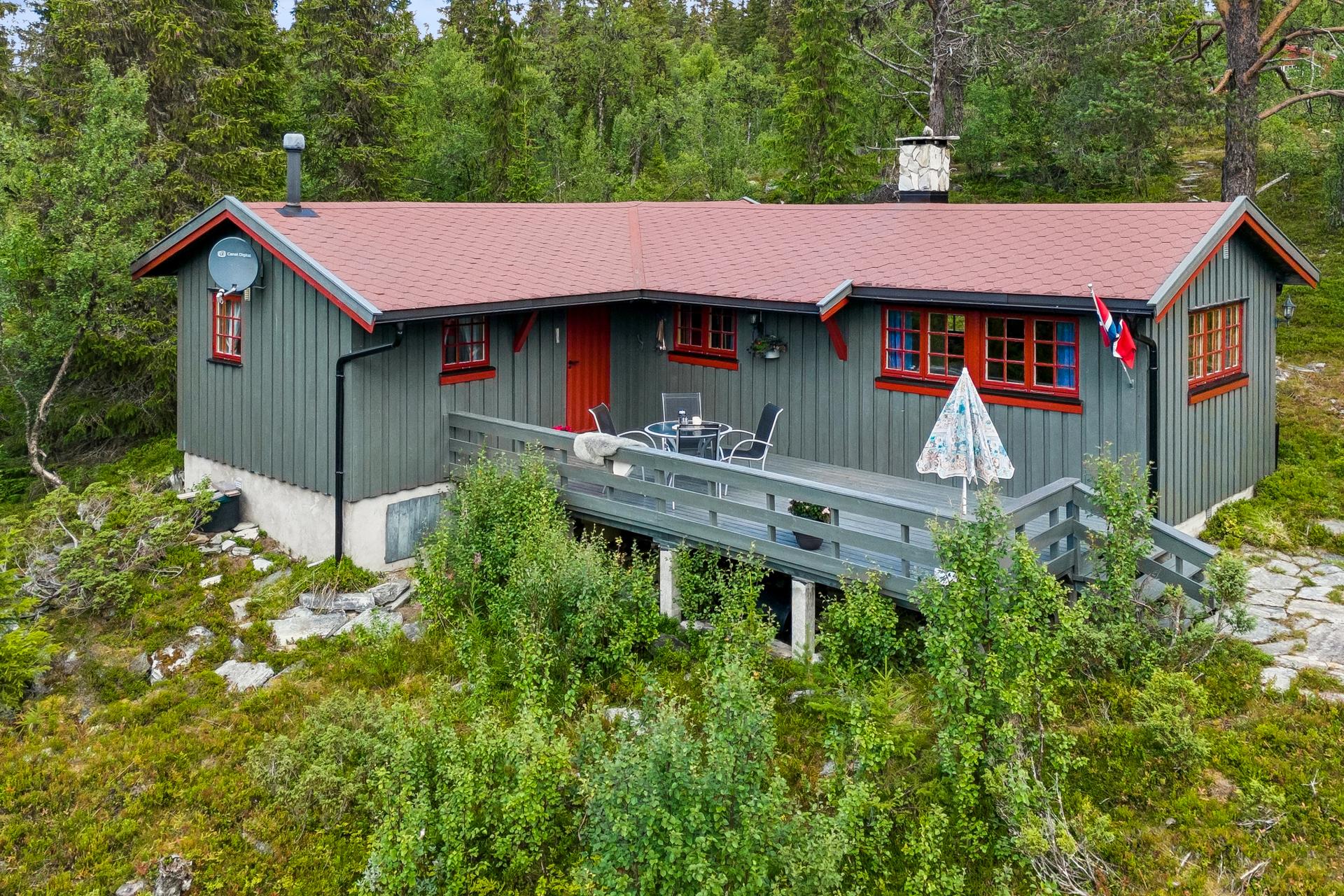 Hytta er oppgradert over tid, med tilbygg fra 1982 og 2004, og er utstyrt med «Ring hytta varm»-system.. Bilde nummer 2 av 3