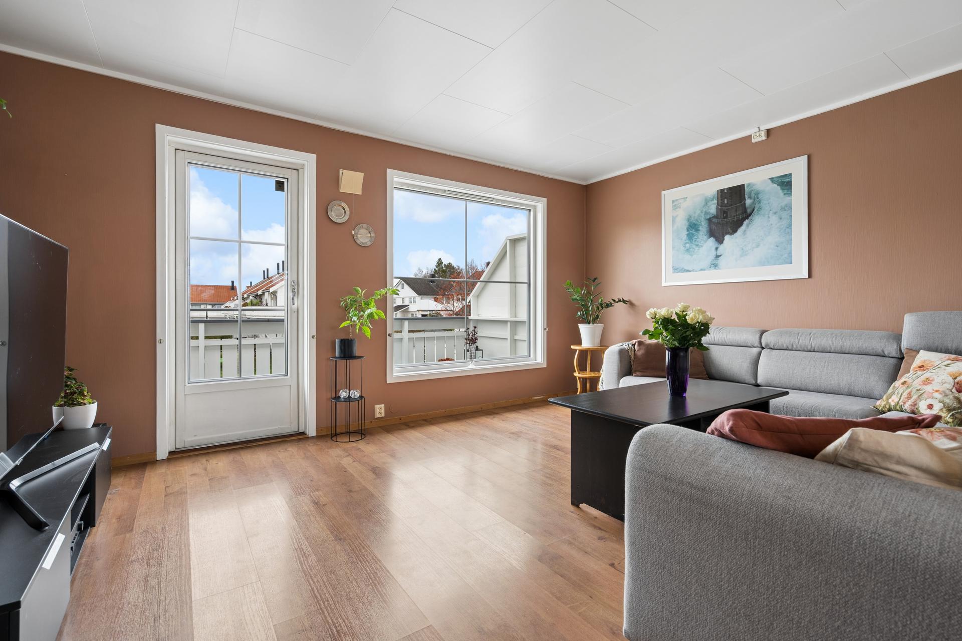 Store vindusflater slipper inn rikelig med dagslys i stua. . Bilde nummer 3 av 3