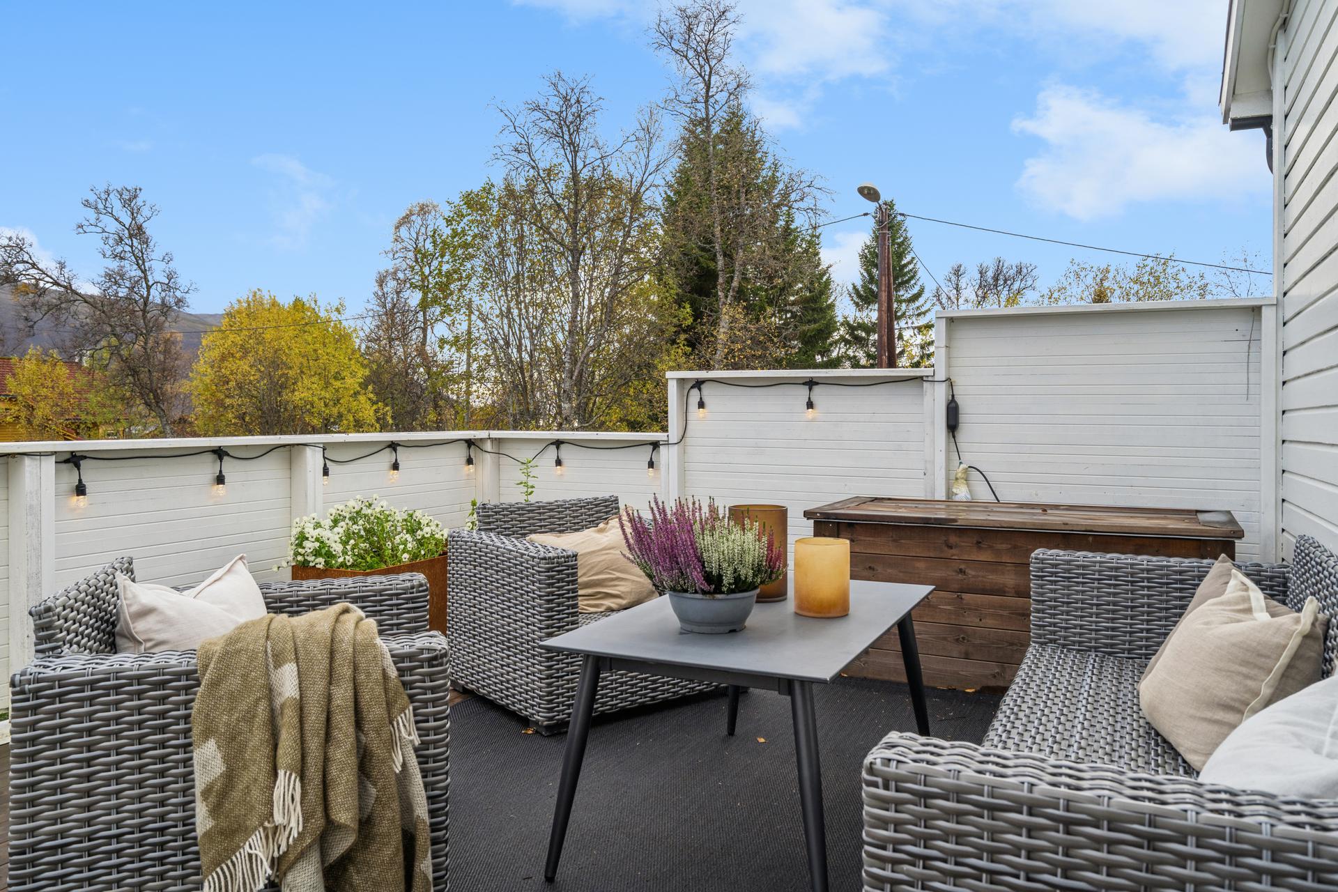 Innholdsrik vertikaldelt tomannsbolig over to plan med integrert garasje, hybel (ikke godkjent) og stor terrasse!. Bilde nummer 2 av 3