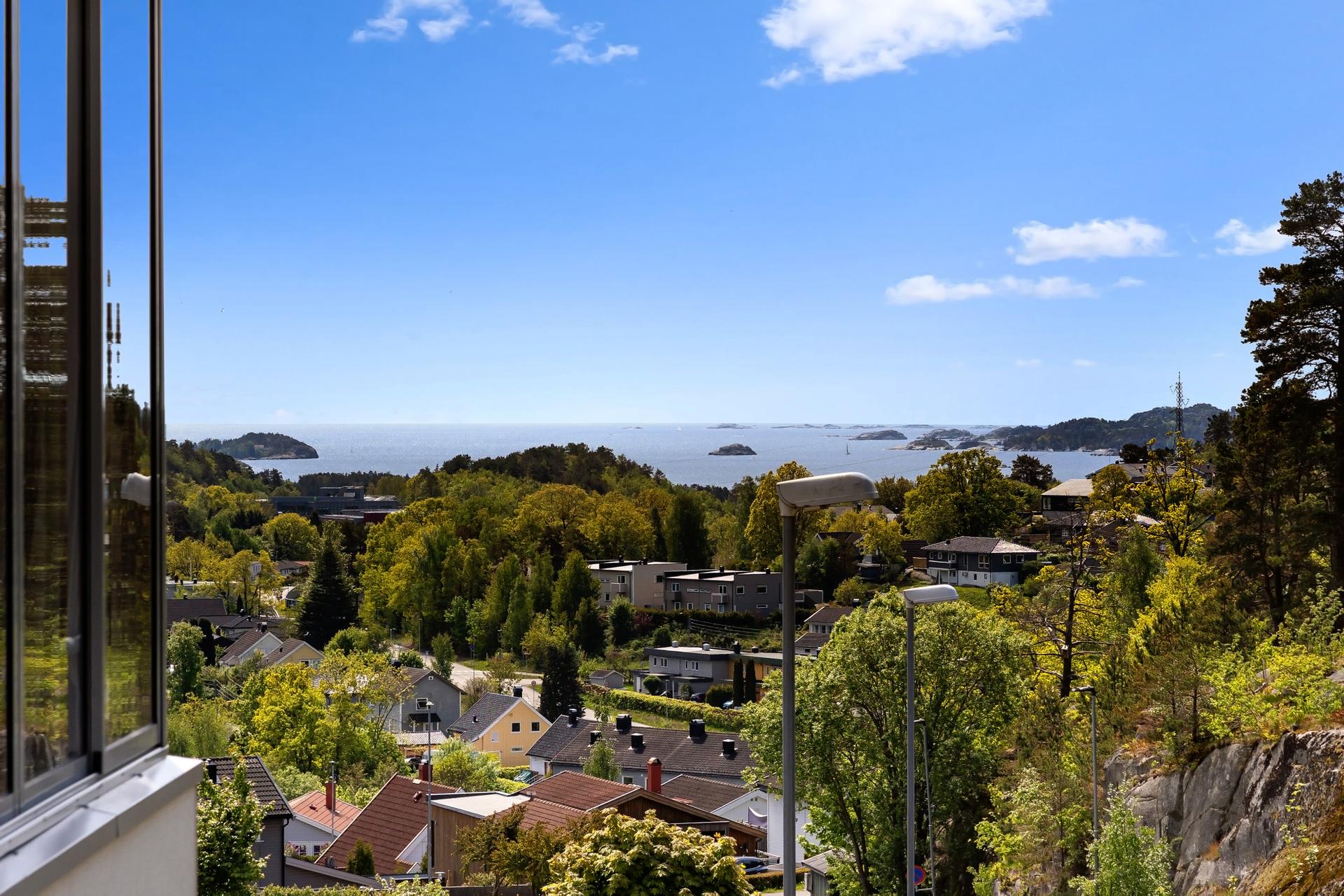 Fra den flotte, innglassede balkongen kan du nyte en nydelig sjøutsikt som skaper en helt spesiell atmosfære gjennom hele året.. Bilde nummer 2 av 3