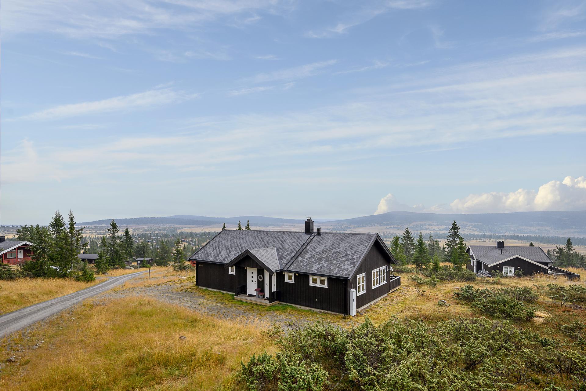 Velkommen til Sjusjøen-Pihl 4794. Hytta ligger i et meget attraktivt område på Storåsen v/Sjusjøen. Enkel adkomst og forholdsvis skjermet for direkte innsyn. Foto: Lars Marius Bækkevold.. Bilde nummer 1 av 3