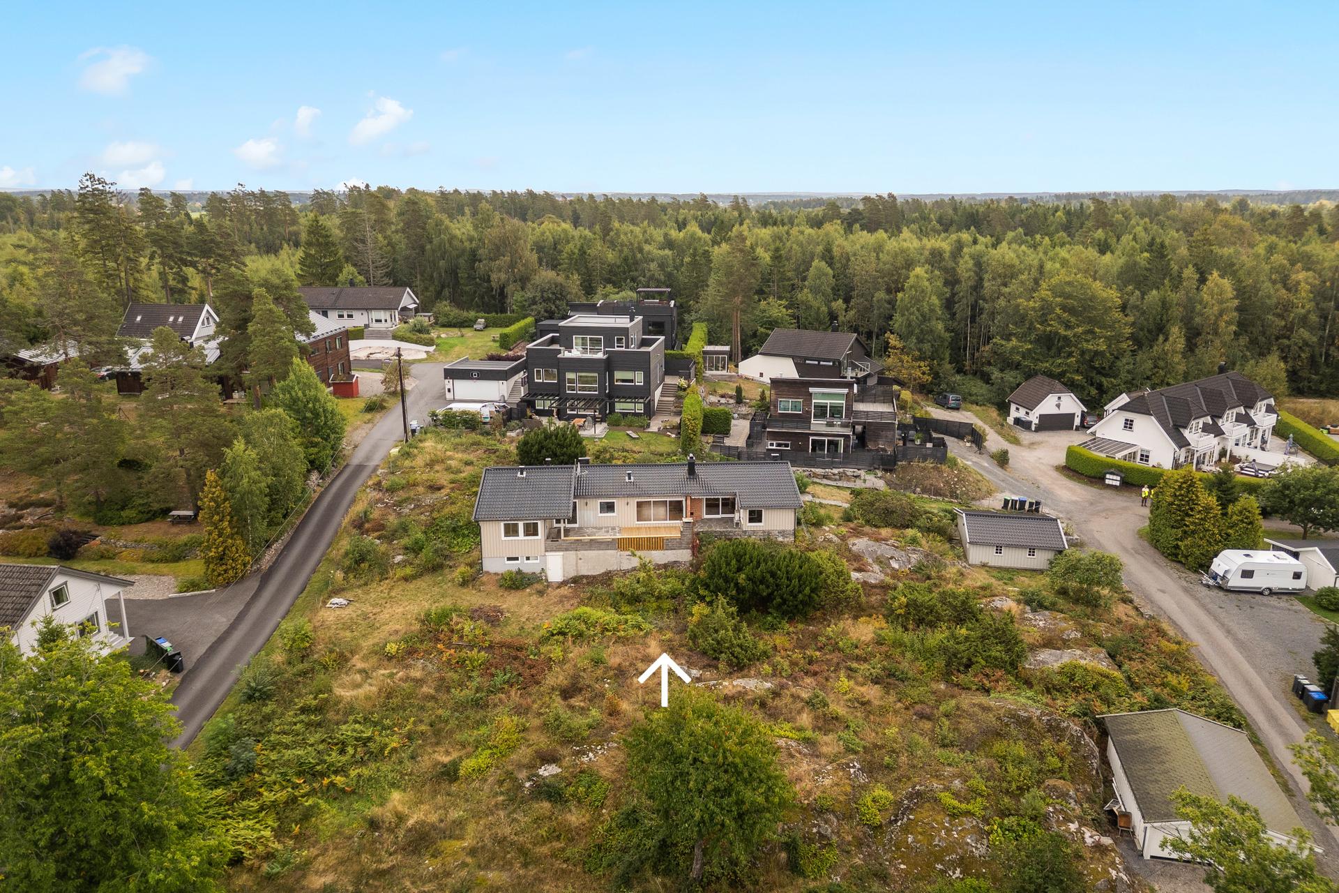 Området består hovedsakelig av spredt boligbebyggelse. Her bor man i naturskjønne og landlige omgivelser!. Bilde nummer 2 av 3