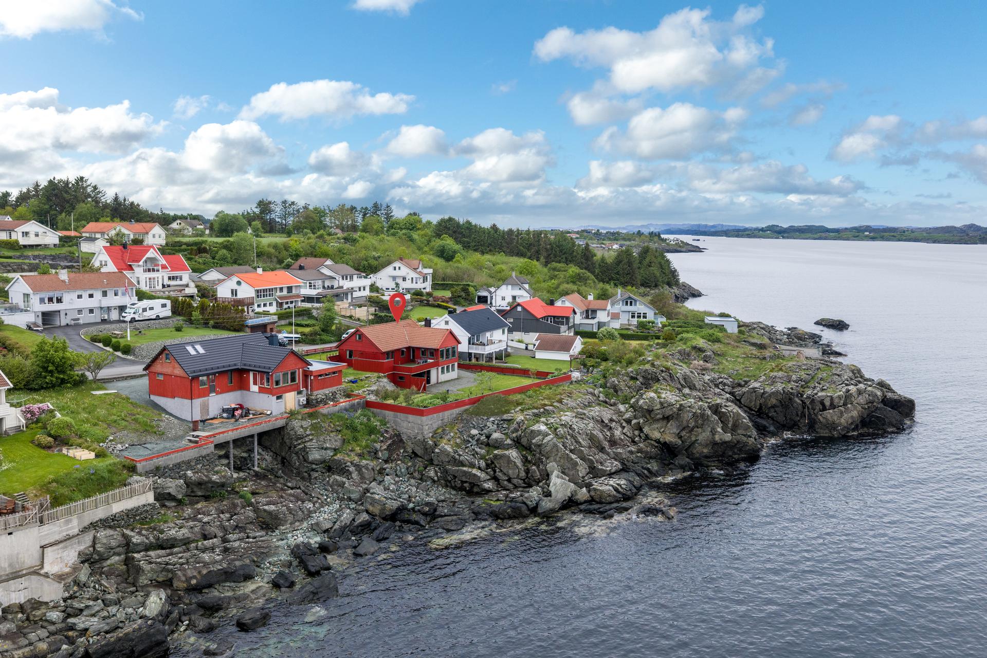 Velkommen til Bråtavegen 58, presentert av Eiendomsmegler 1 Karmøy v/ Ingeborg Gangsøy Pedersen. Foto: Vestbris. Bilde nummer 1 av 3
