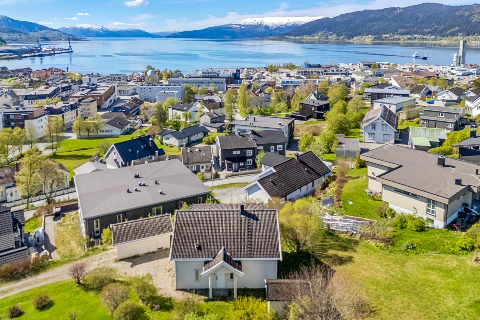 EiendomsMegler 1 v/Gisle Kallestad har gleden av å presentere Doktorbakken 9. Foto: EFKT. Bilde nummer 1 av 3