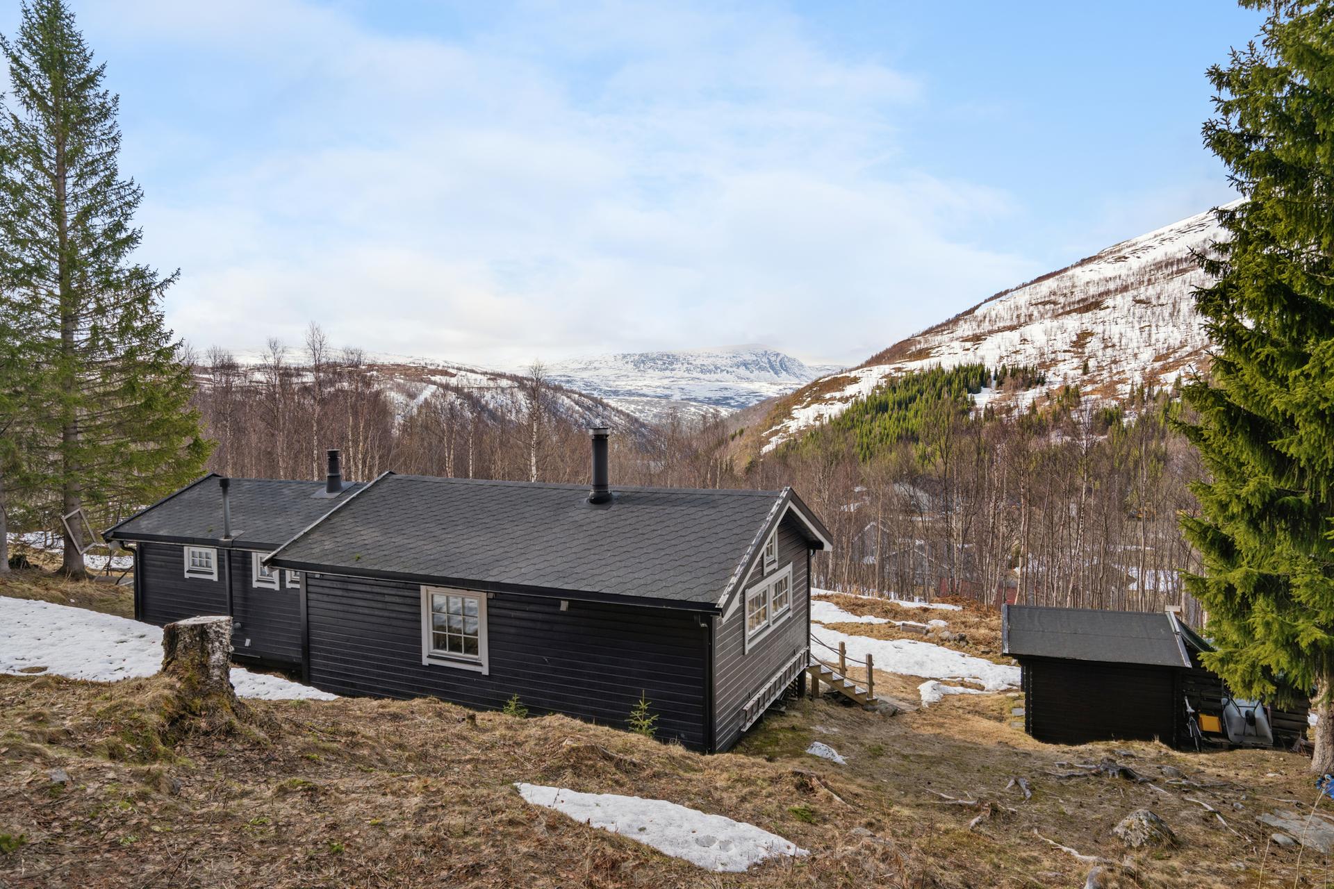 Den store terrassen er et naturlig samlingspunkt med flott utsikt mot fjellandskapet.. Bilde nummer 3 av 3