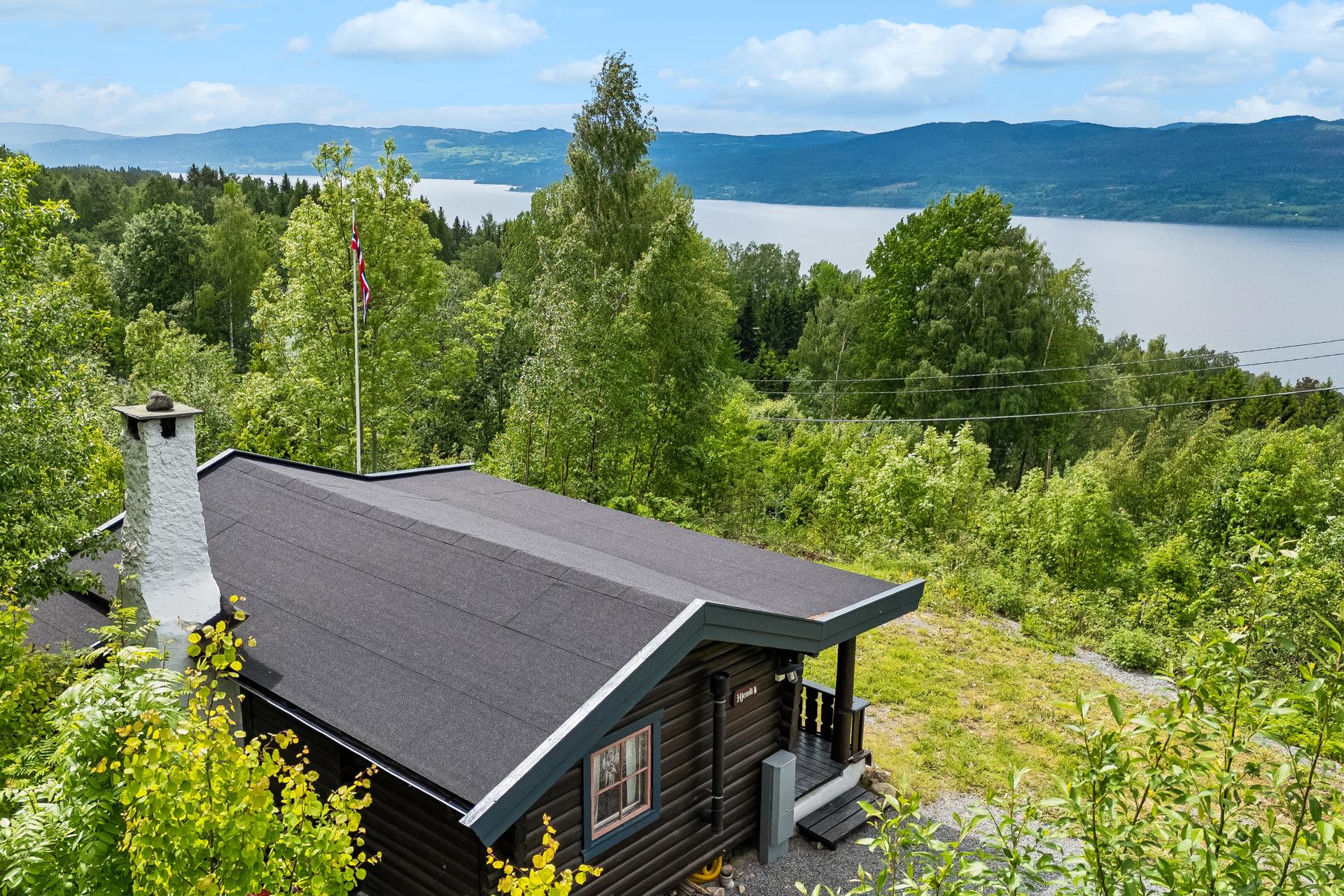 Eiendommen ligger i et område med nærhet til turstier og utsikt mot Mjøsa.. Bilde nummer 3 av 3