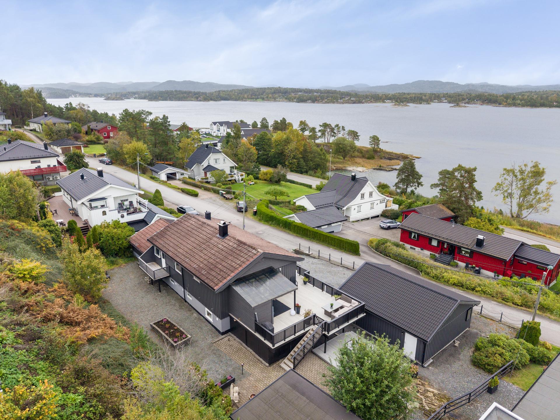 En flott og innholdsrik enebolig over to plan med nydelig sjøutsikt og flotte uteplasser!. Bilde nummer 2 av 3
