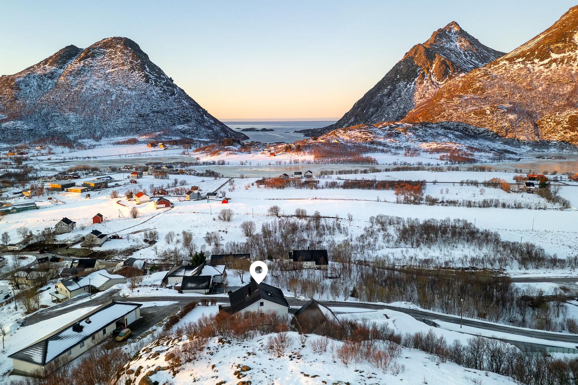 Eiendommen ligger fint til i høyden, i vestvendt skrående terreng på en utsiktstomt i Nilsåsen. Herfra får du særdeles flott utsikt i flere retninger. . Bilde nummer 3 av 3
