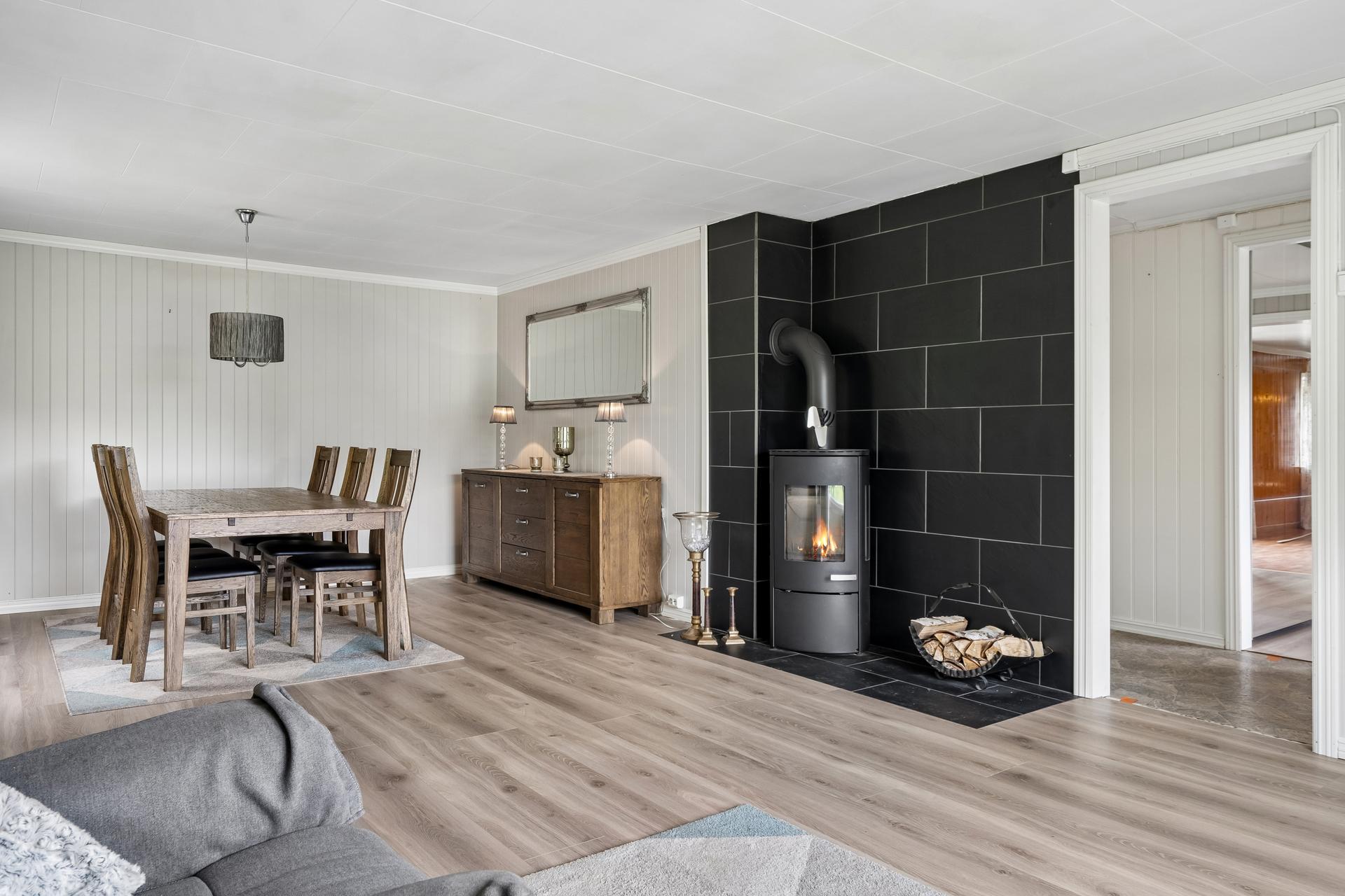 Velkommen til Gjermshuskleiva 58/60. Stuen i tilbygget har plass til både sofagruppe og spisebord. Fotograf Ole Kaldal. Bilde nummer 1 av 3