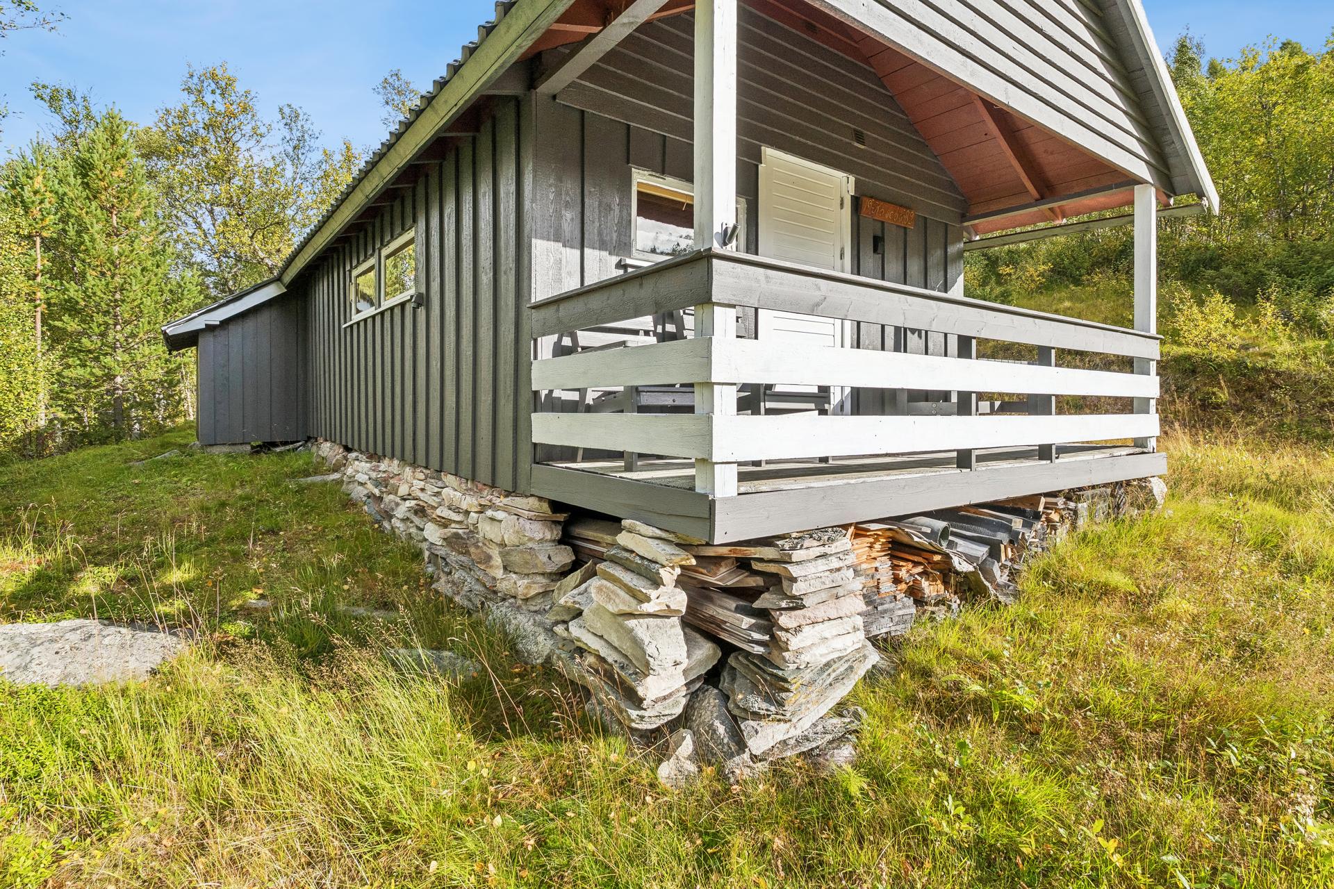 Tradisjonell hytte på ett plan, beliggende i naturskjønne omgivelser.. Bilde nummer 3 av 3