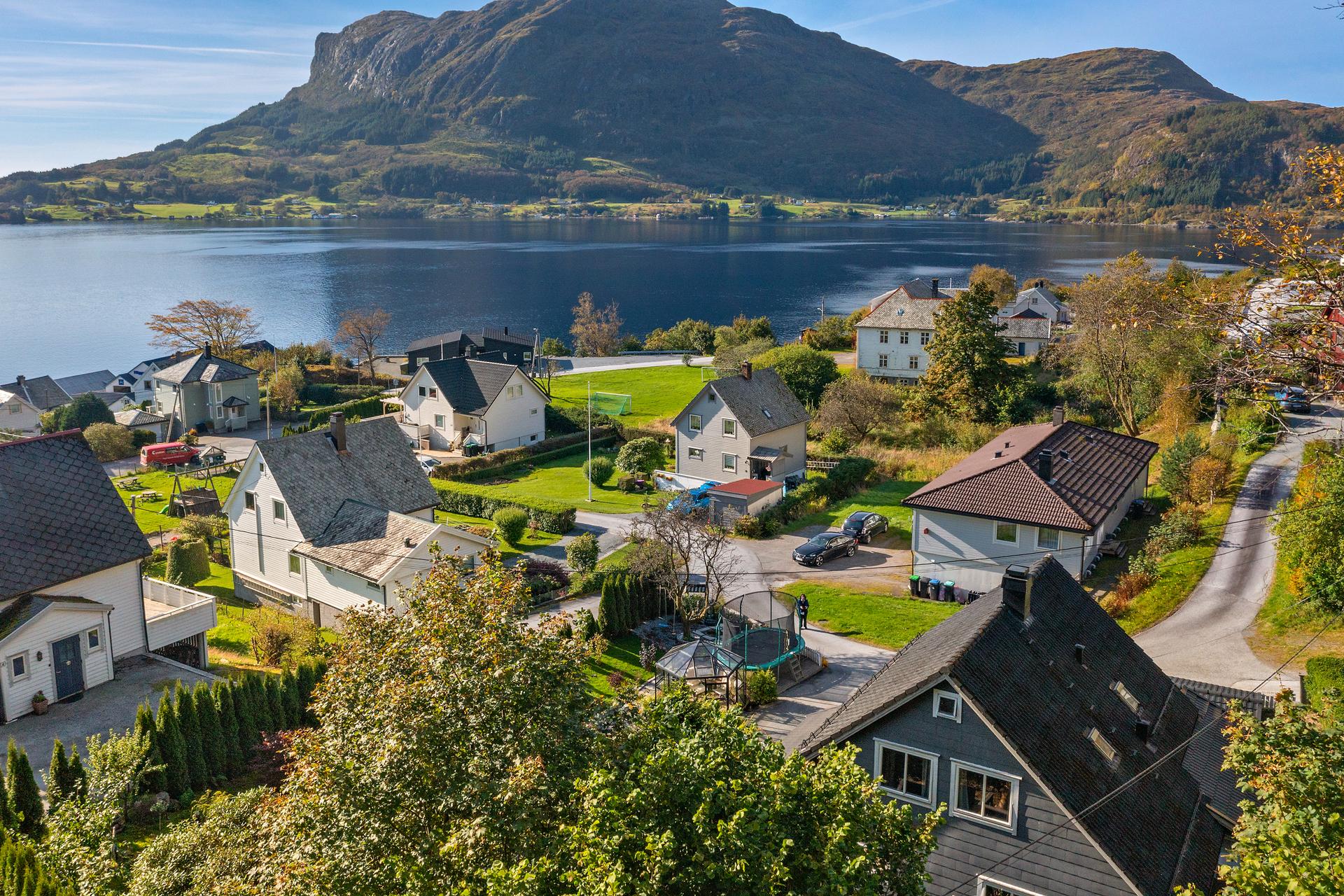 Huset ligg fint og fredelig til på Røyset, eit sentrumsnært buområde i Askvoll. Bilde nummer 3 av 3