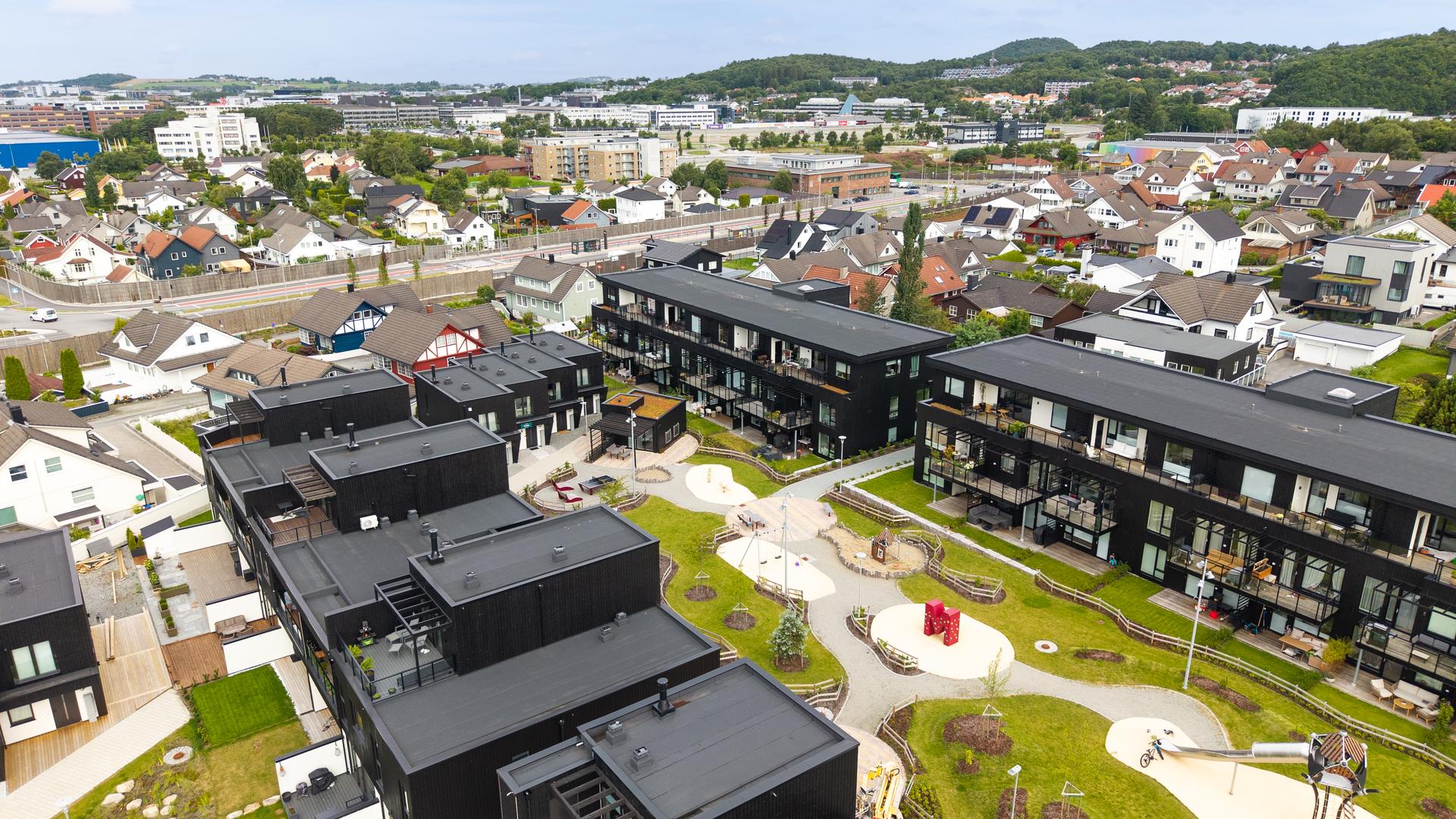 Eiendommen ligger i et etablert og rolig boligområde.. Bilde nummer 2 av 3
