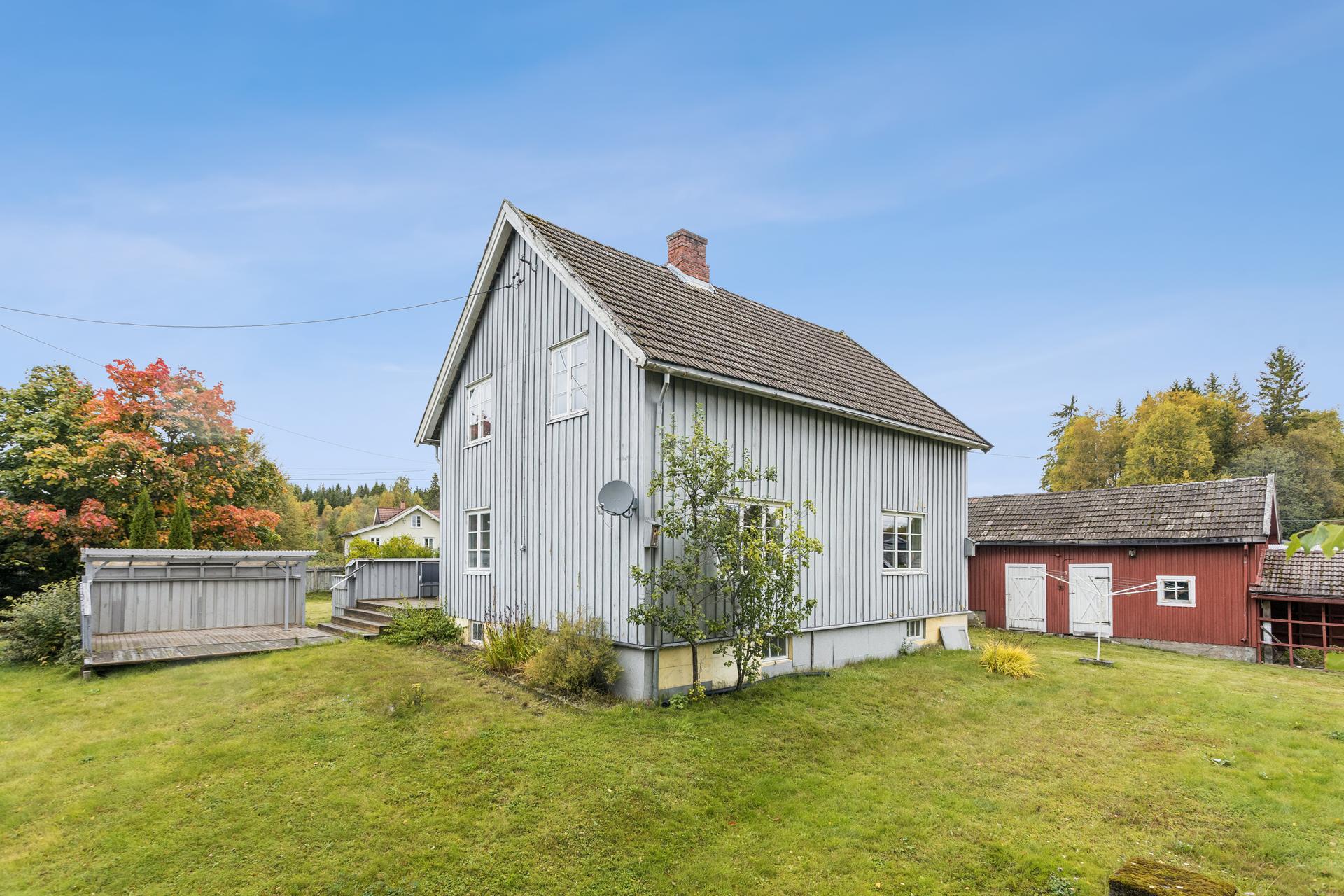 Enebolig over halvannet plan samt kjeller. Romslig tomt på drøye 1,3 mål.. Bilde nummer 3 av 3