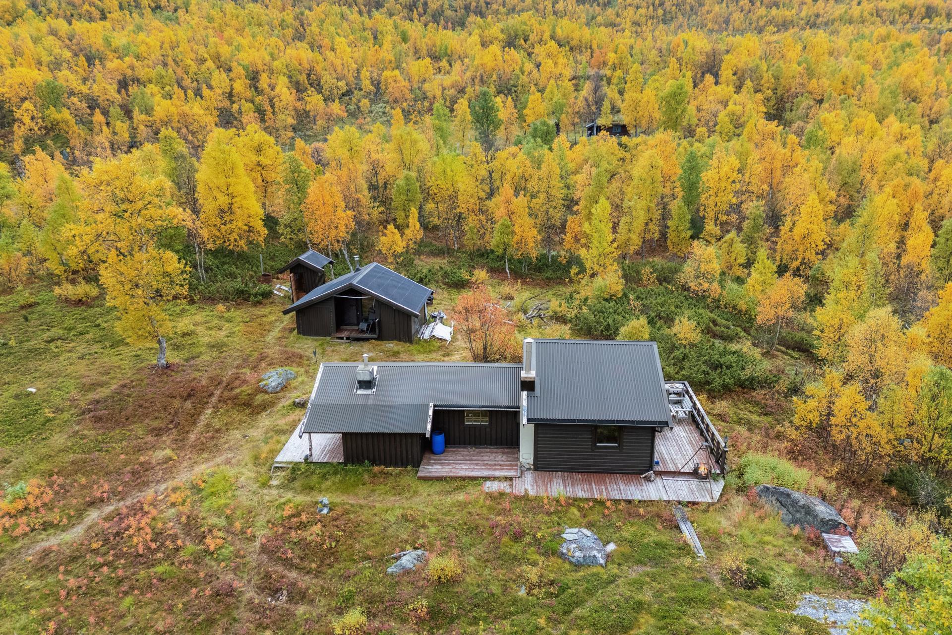 Eiendommen består av hytte, anneks og uthus, usjenert plassert i et storslått fjellandskap.. Bilde nummer 3 av 3