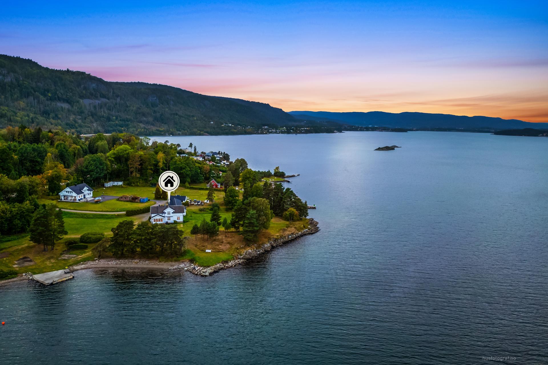 Kveldshimmelen over fjorden og kystlandskapet rundt Smørstein.. Bilde nummer 3 av 3