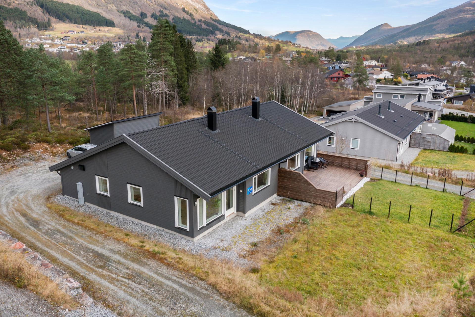 Halvpart av vertikaldelt tomannsbustad frå 2020 på eitt plan, fint plassert med utsyn mot omkringliggjande fjell.. Bilde nummer 3 av 3