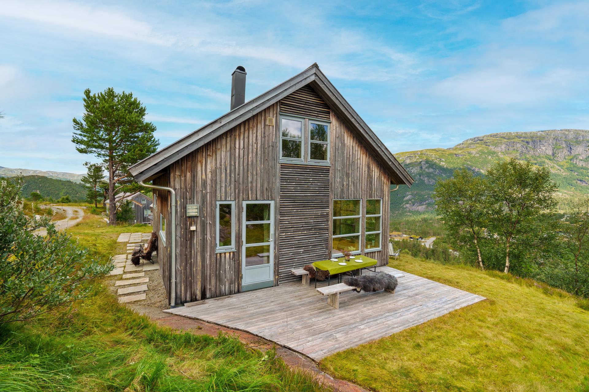 Arkitekttegnet fjellhytte med usjenert beliggenhet og storslått utsikt over fjellandskapet.. Bilde nummer 2 av 3