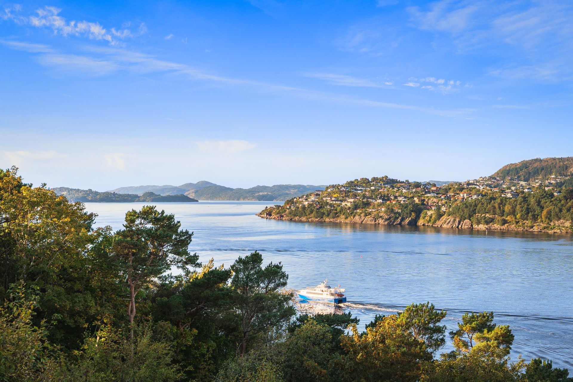 Boligen har fasiliteter som stort soverom, romslig stue og ikke minst en fantastisk utsikt over Byfjorden. . Bilde nummer 3 av 3
