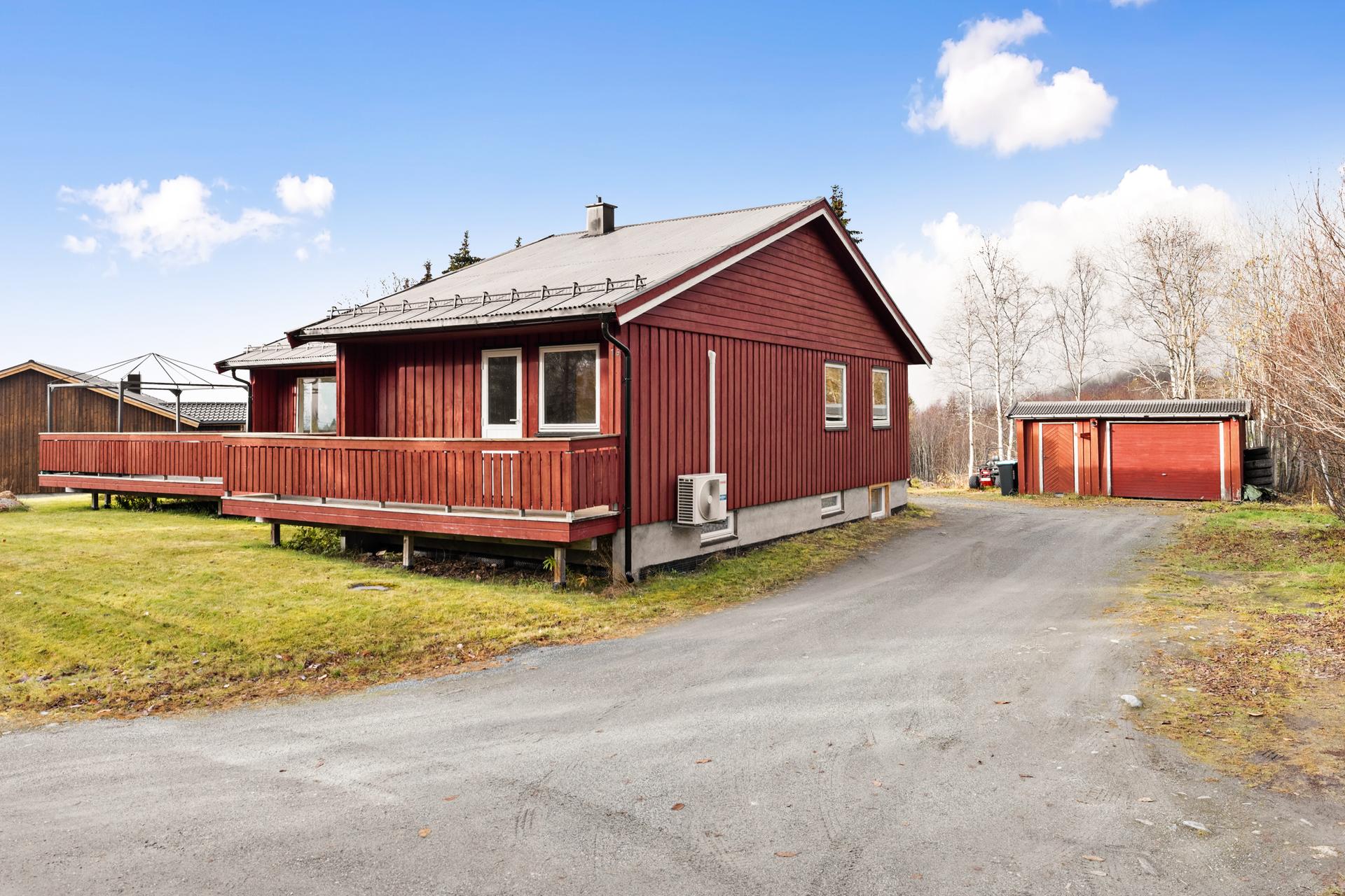 Enebolig over to plan med frittstående garasje på tomten.. Bilde nummer 2 av 3