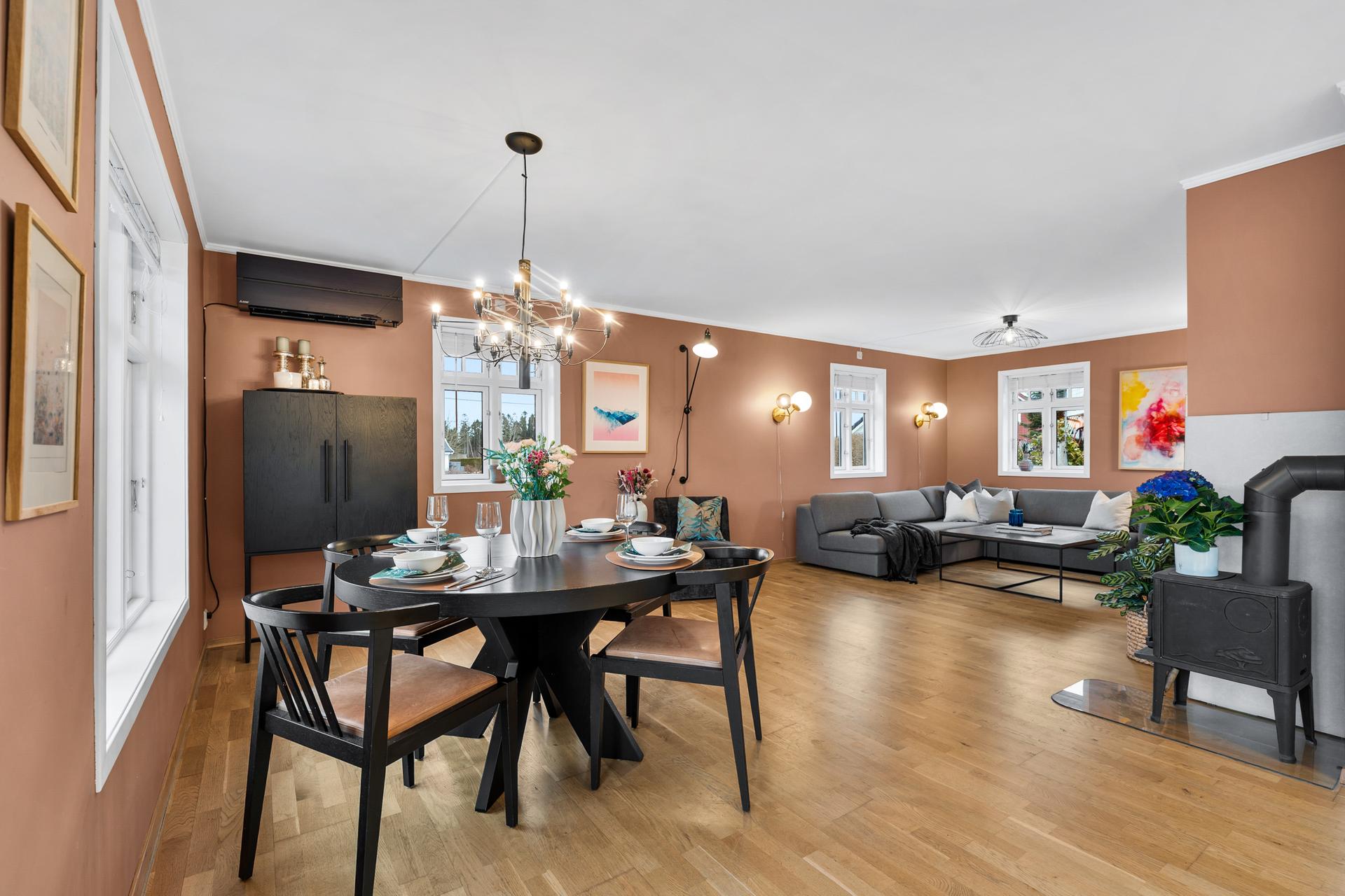 En meget innholdsrik bolig med en romslig vinkelstue. Bilde nummer 2 av 3