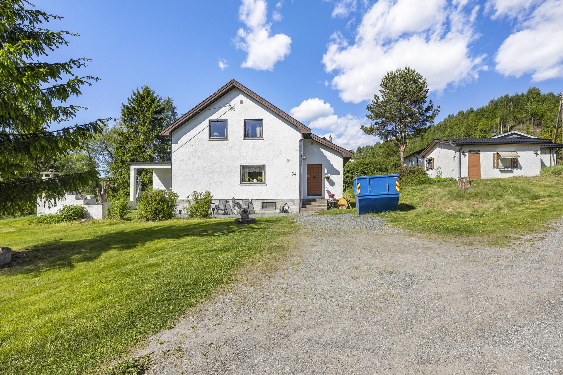 Innholdsrik eiendom med enebolig i betong, dobbelgarasje og bakerhus/verksted. Eneboligen er fra 1961 og dobbeltgarasjen er fra år 2000.. Bilde nummer 3 av 3