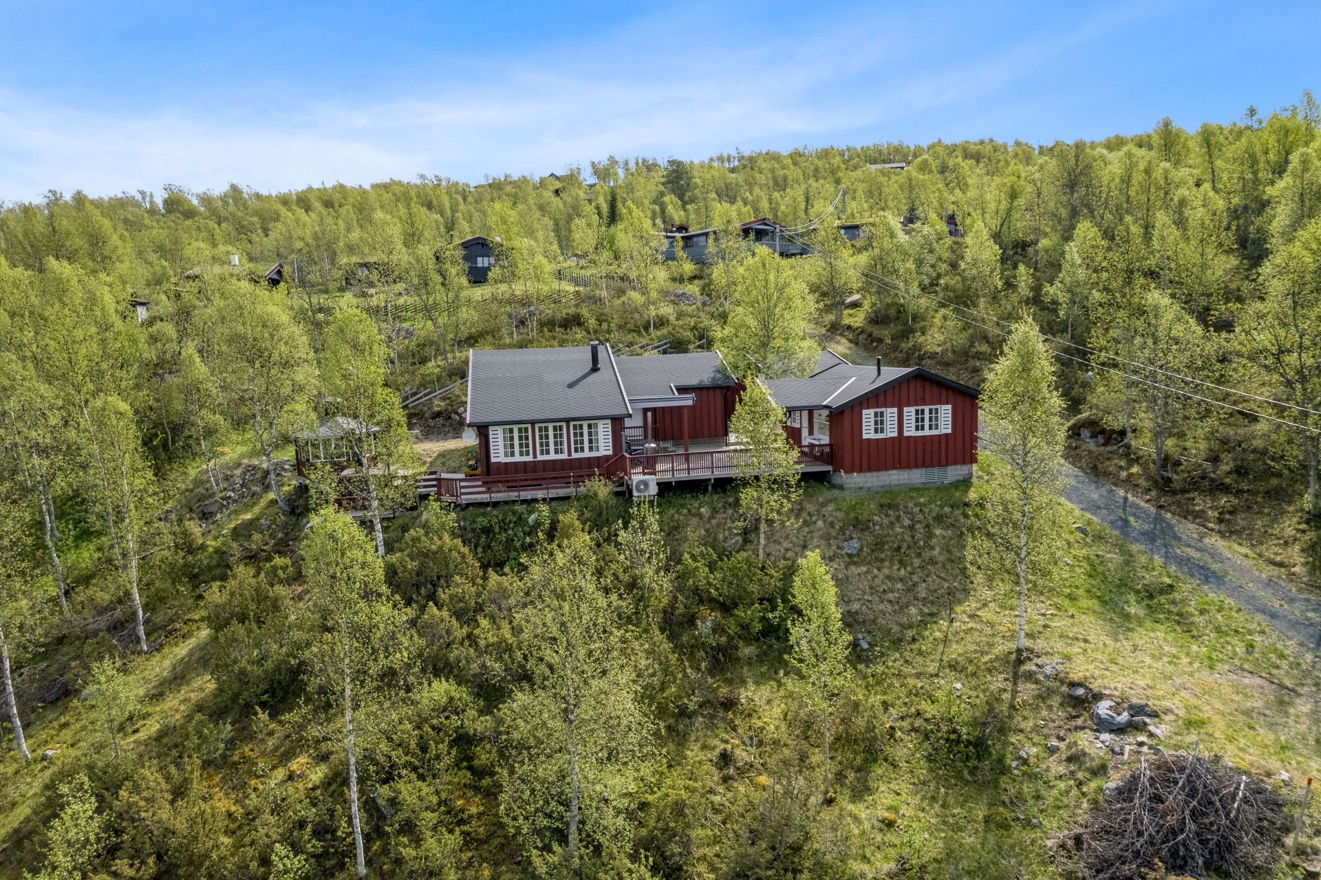 Eiendommen består blant annet av hytte, anneks, grillhytte, Jacuzzi, vedbod og stor terrasse.. Bilde nummer 2 av 3
