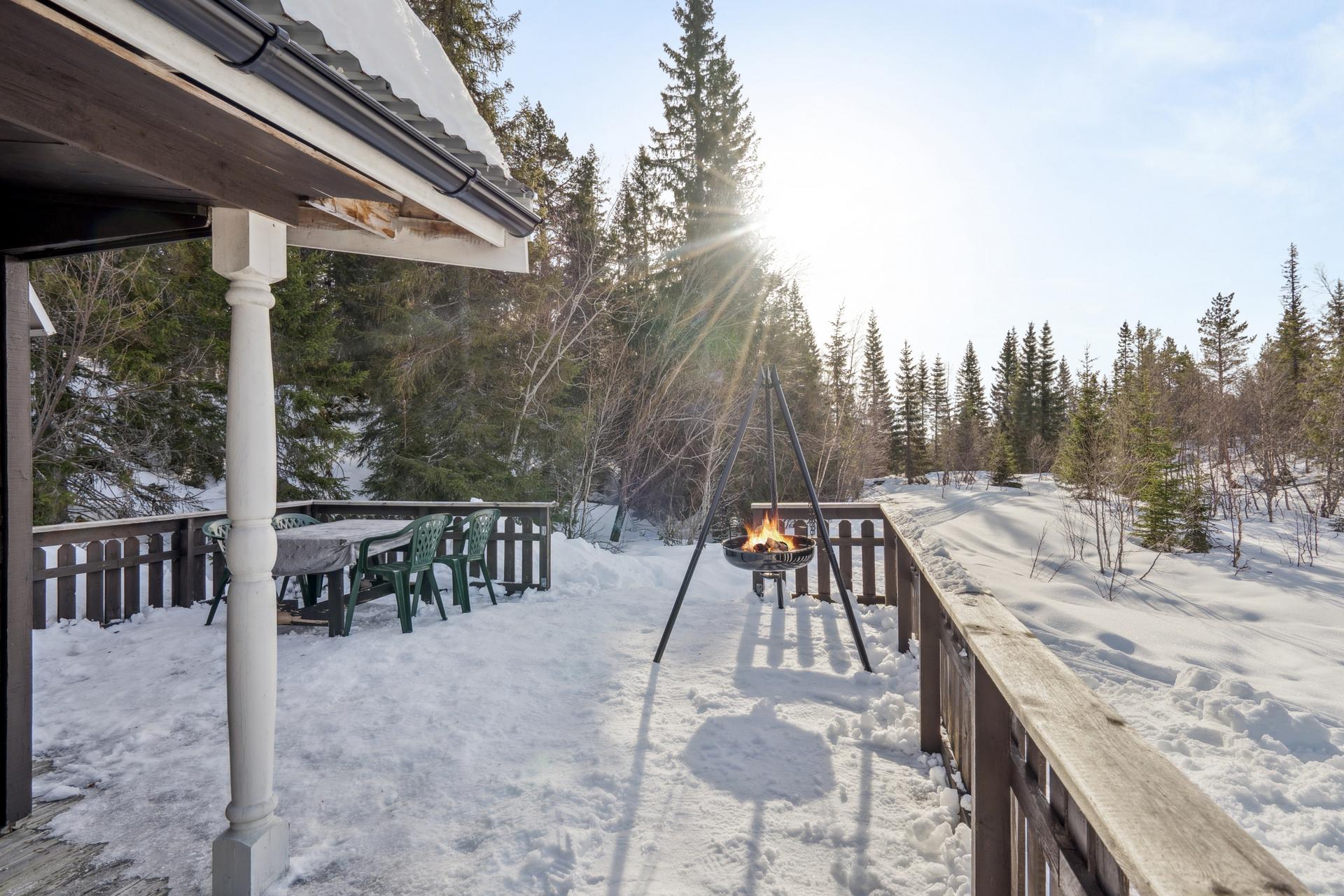 Sørvendt terrasse med gode solforhold og god plass til bålpanne og utemøbler.. Bilde nummer 3 av 3