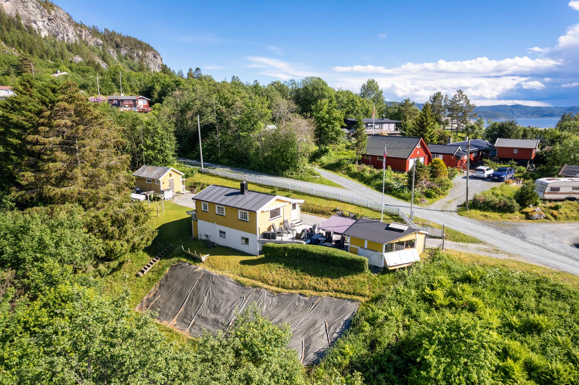 En romslig og innholdsrik hytte med attraktiv og idyllisk plassering i vakre omgivelser.. Bilde nummer 3 av 3