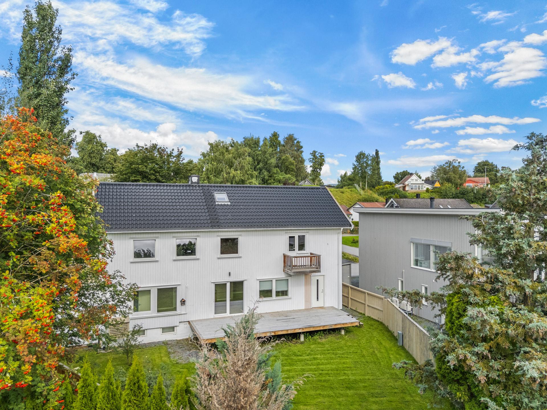 innholdsrik og velholdt enebolig på hele 304 m² bruksareal fordelt over fire plan.. Bilde nummer 3 av 3