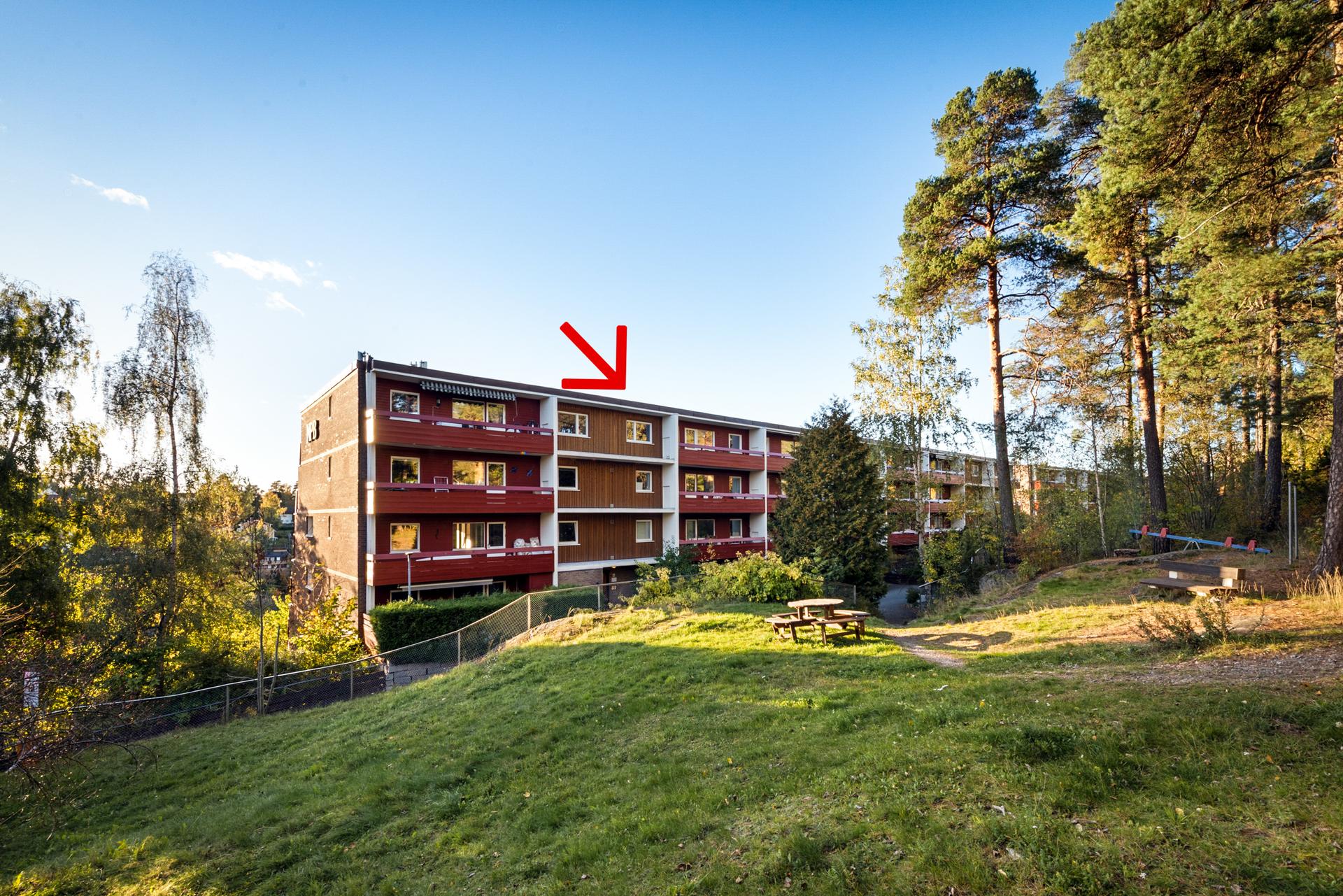 Nedre Prinsdalsbråten Boligsameie har velholdte fellesarealer med sittegrupper og lekeplass. Leiligheten ligger i toppetasjen fra pilen og balkongen til høyre.. Bilde nummer 3 av 3